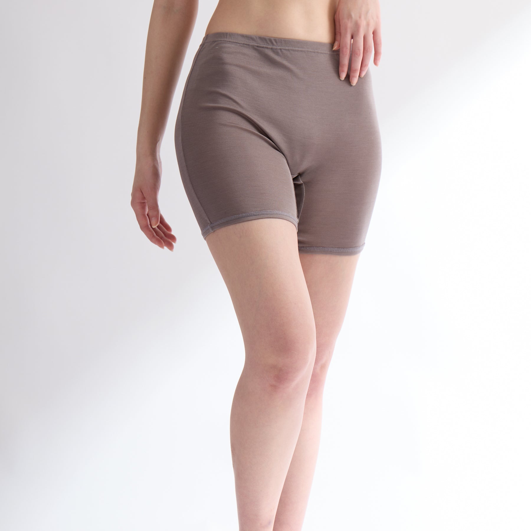 商品管理 シルク100%ロングショーツ・2分丈レギンス, トープの着用イメージ(斜め前)