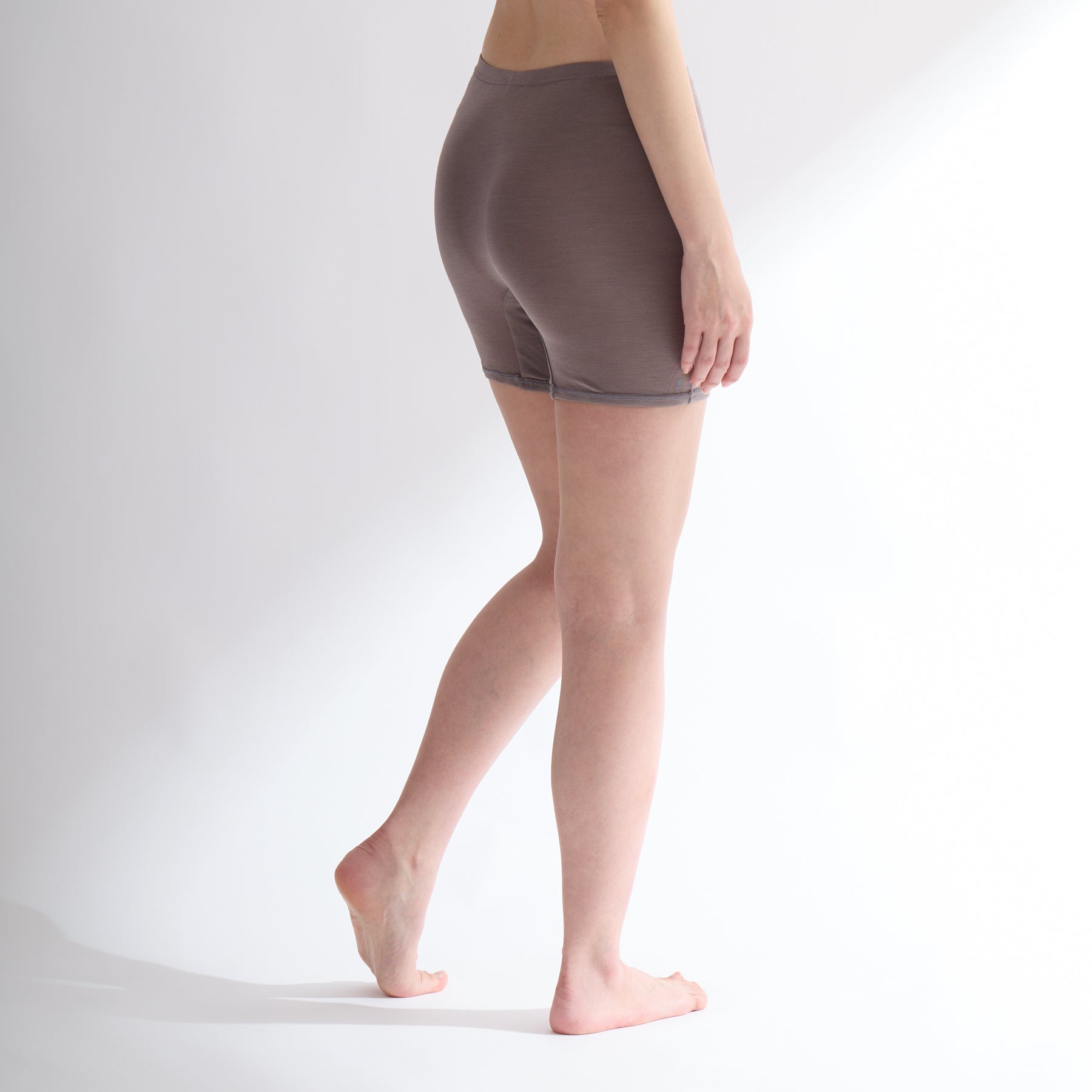 商品管理 シルク100%ロングショーツ・2分丈レギンス, トープの着用イメージ(斜め後)