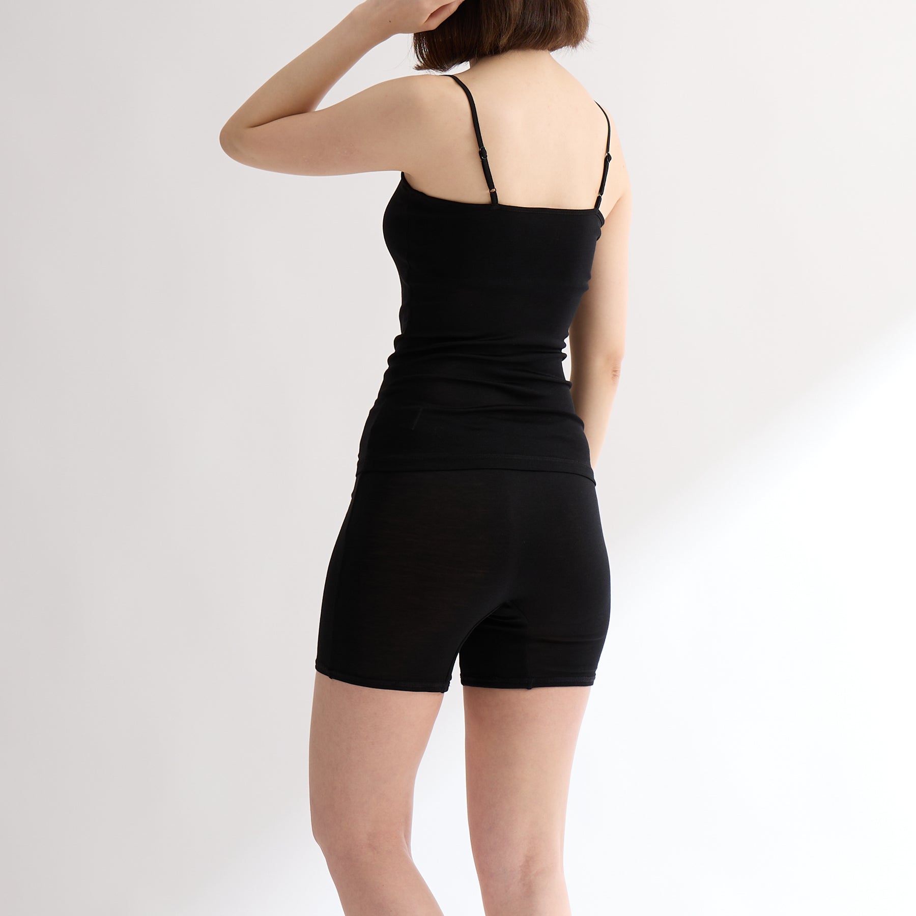 シルク100%ロングショーツ・2分丈レギンスとベアキャミソール(カップ付き), ブラックの着用イメージ(斜め後)