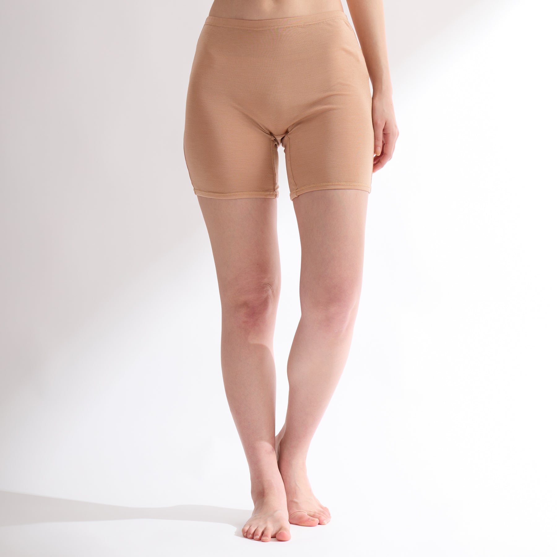 シルク100%ロングショーツ・2分丈レギンス, キャメルの着用イメージ(前)