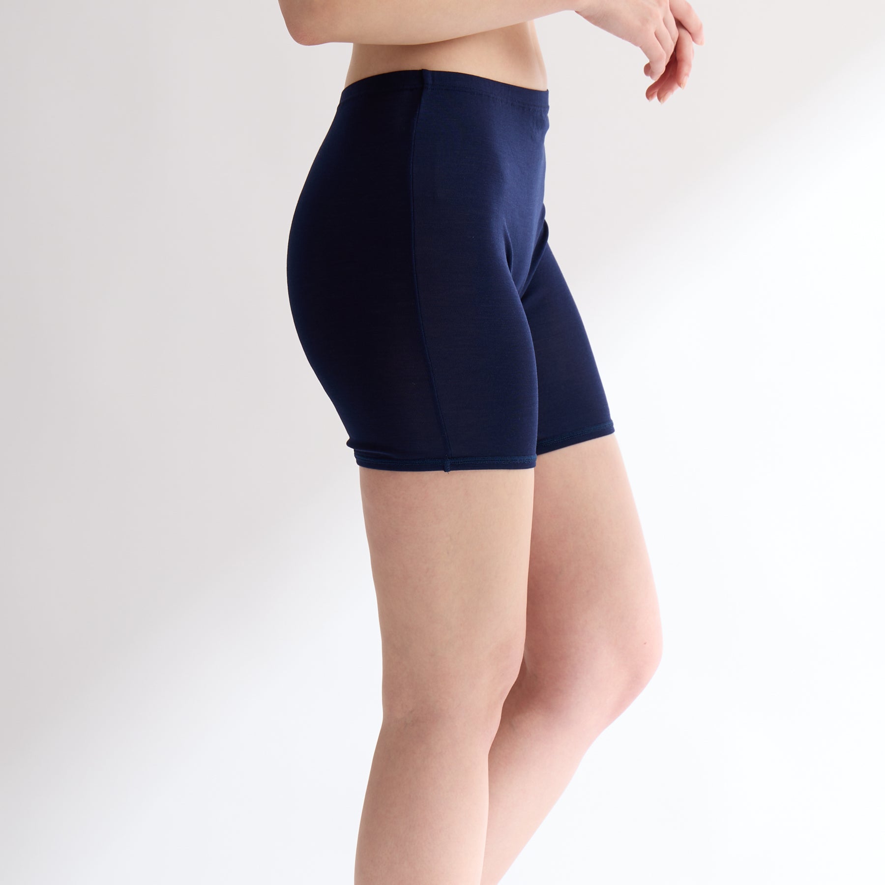 シルク100%ロングショーツ・2分丈レギンス, ネイビーの着用イメージ(横)
