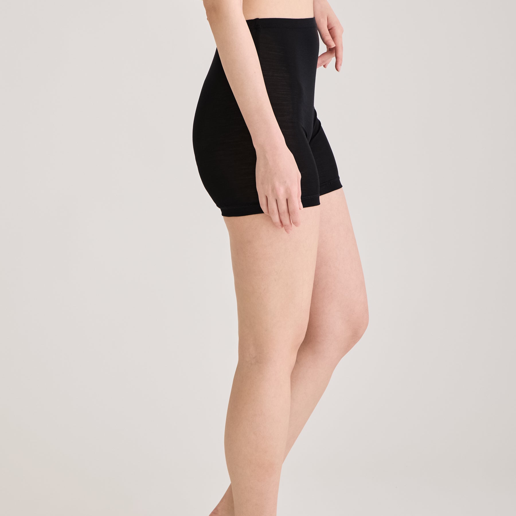 シルク100%ロングショーツ・2分丈レギンス, ブラックの着用イメージ(横)