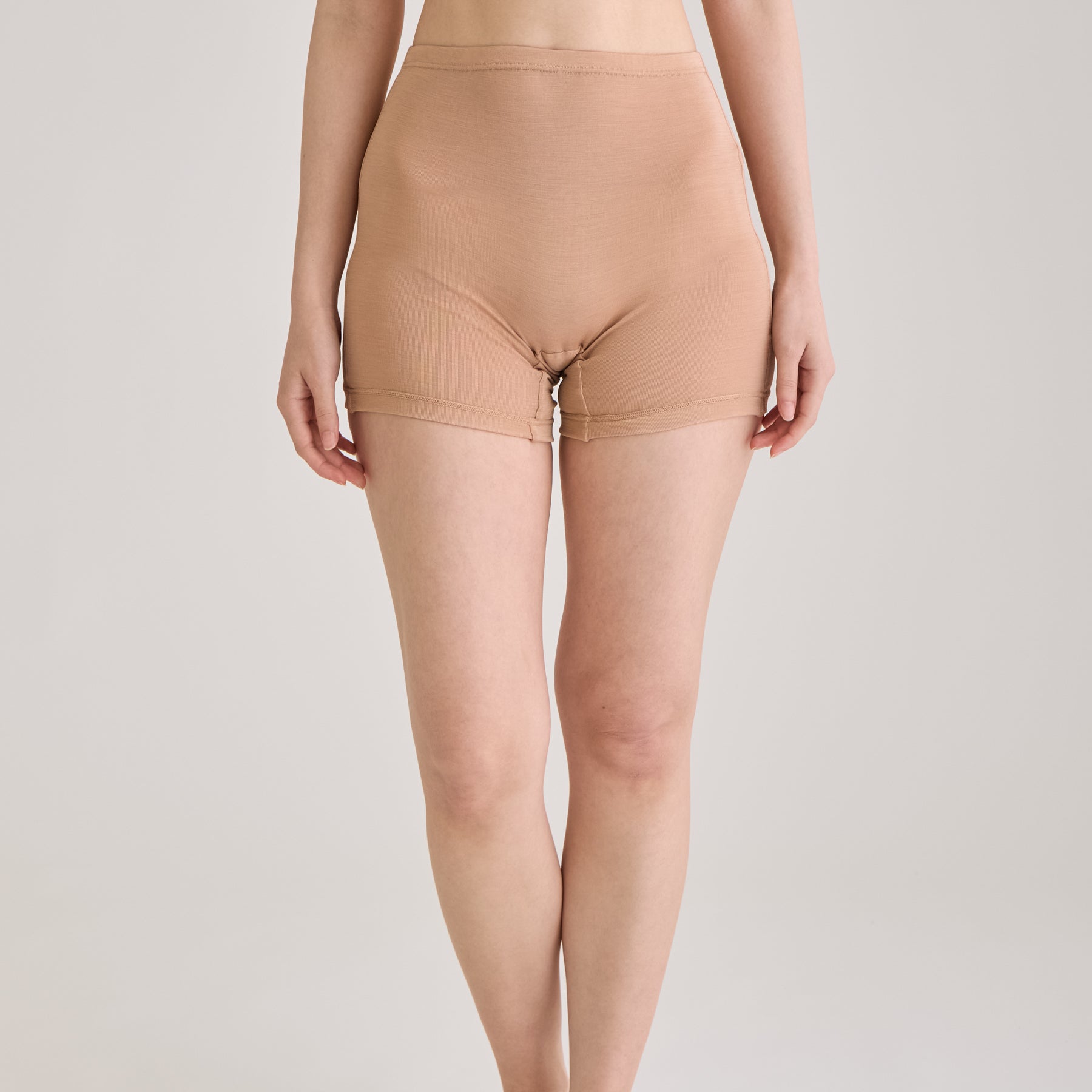 シルク100%ロングショーツ・2分丈レギンス, キャメルの着用イメージ(前)