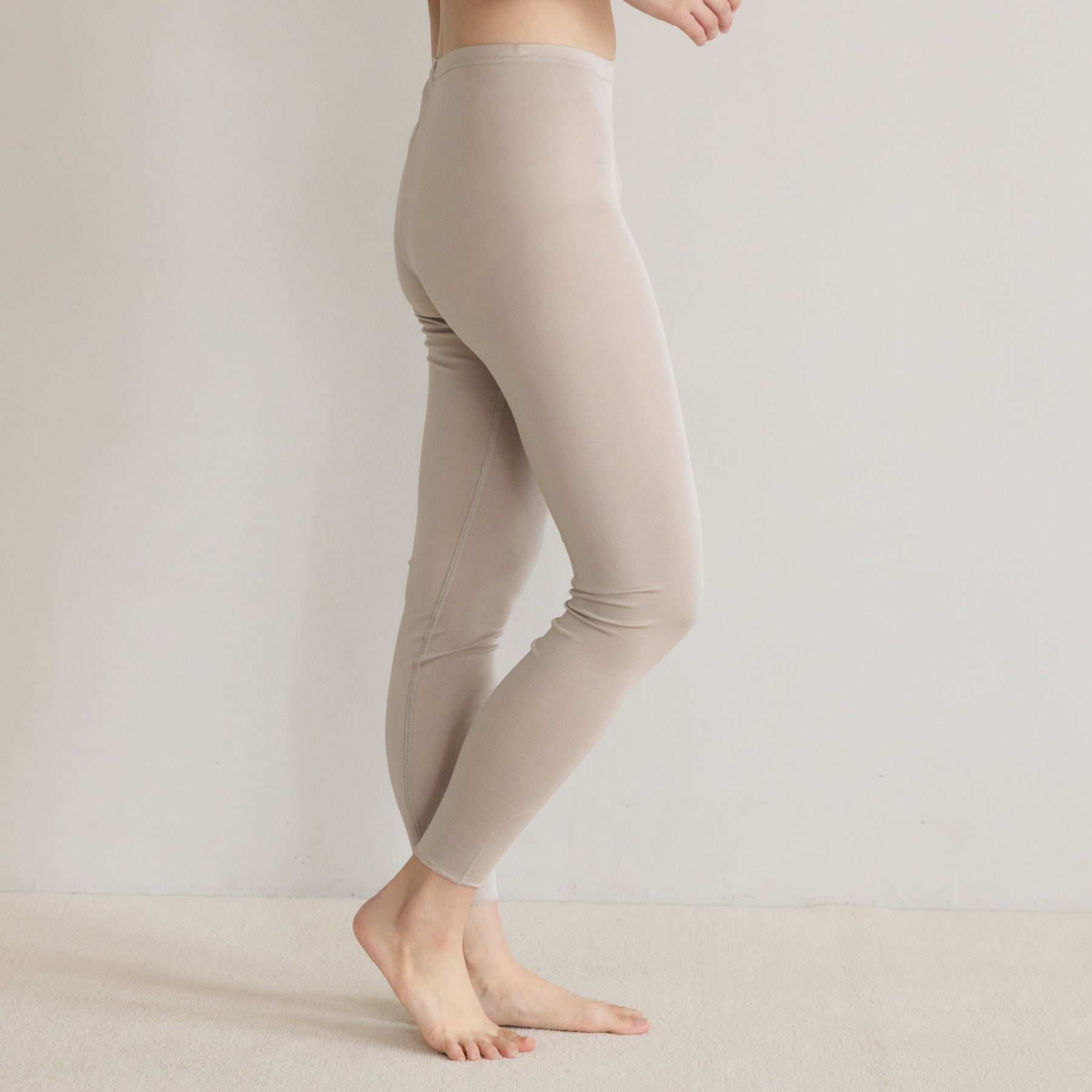 シルク100%レギンス, オイスターの着用イメージ(横)