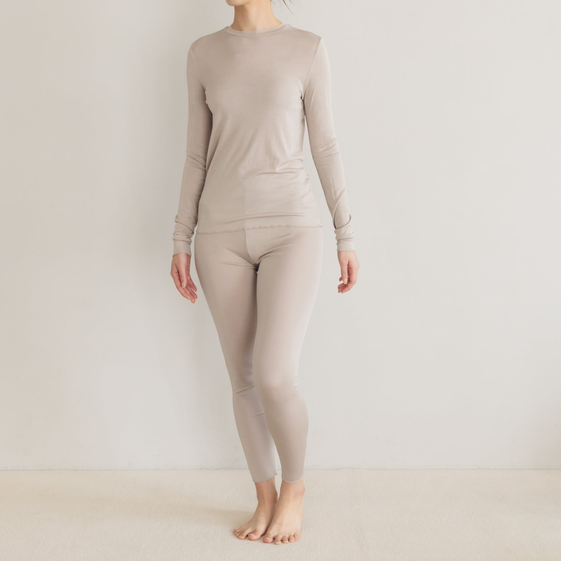 シルク100%クルーネックロングスリーブとレギンス, オイスターの着用イメージ(前)