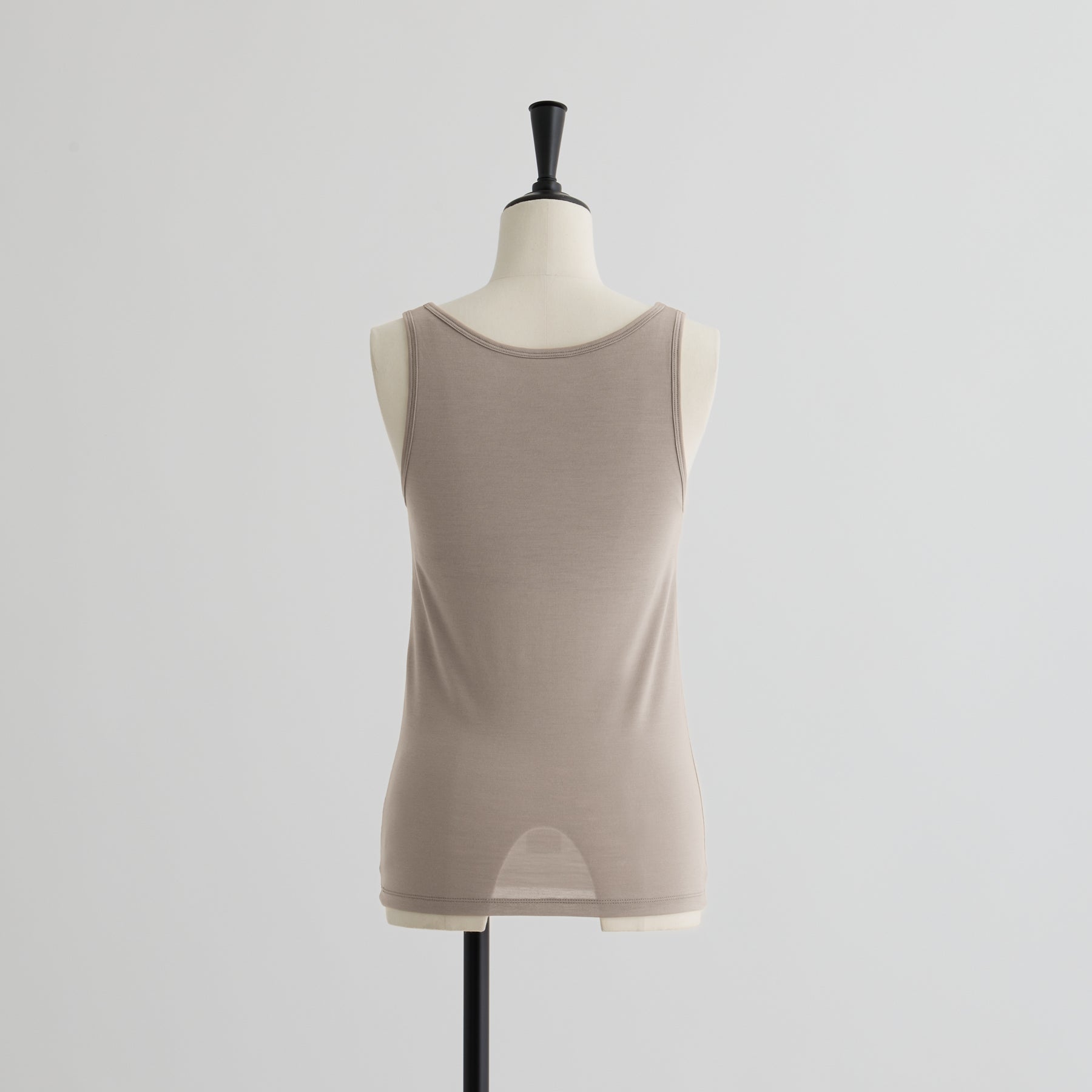 メリノウール100%天竺 タンクトップ, カップ付き, オイスター(後)