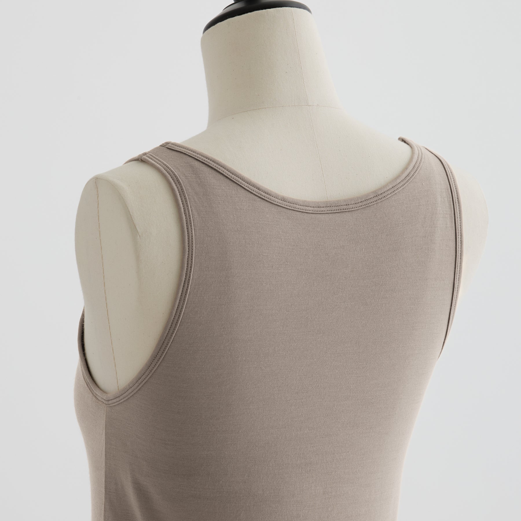 メリノウール100%天竺 タンクトップ, カップ付き, オイスター(斜め後)