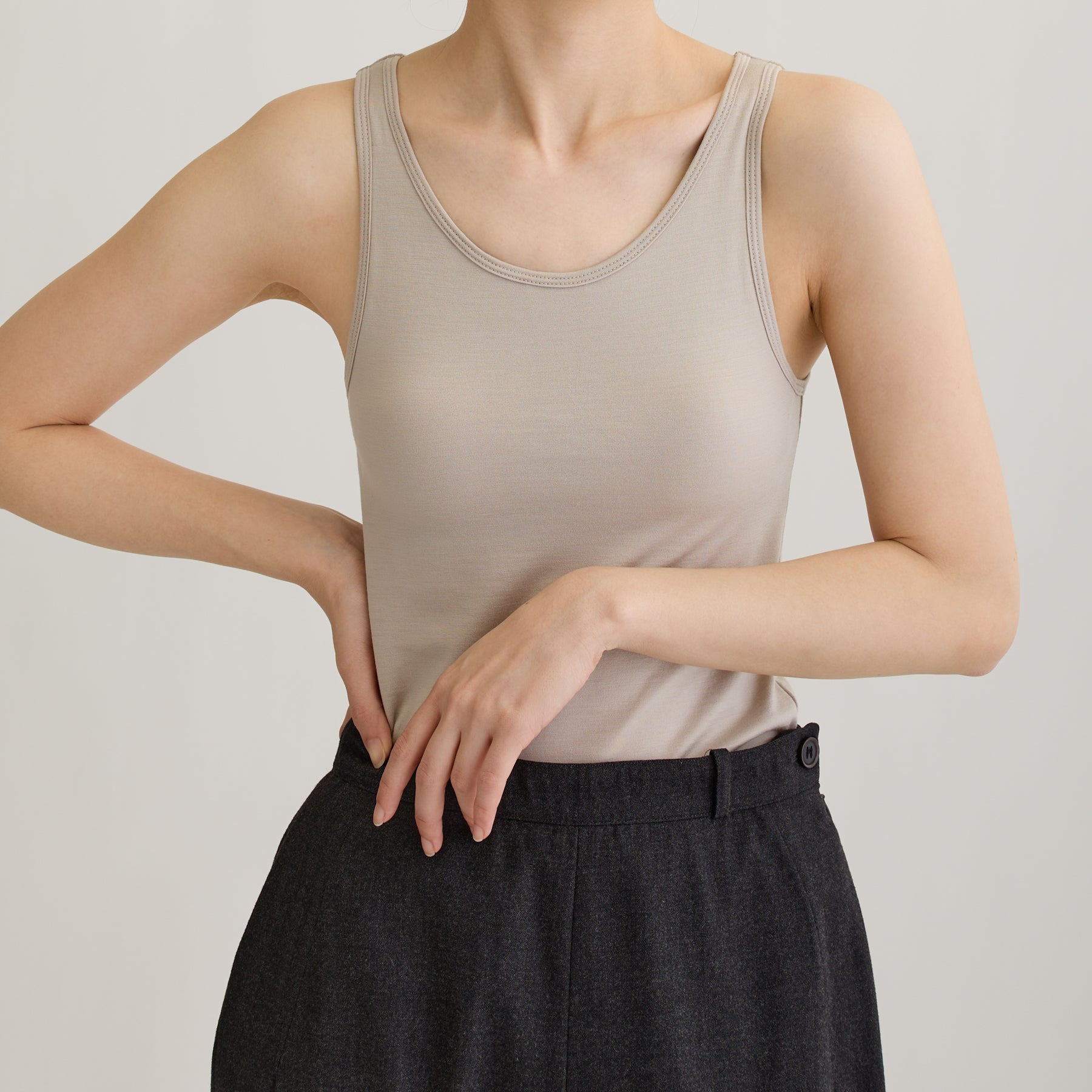 メリノウール100%天竺 タンクトップ, カップ付き, オイスターの着用イメージ(前)