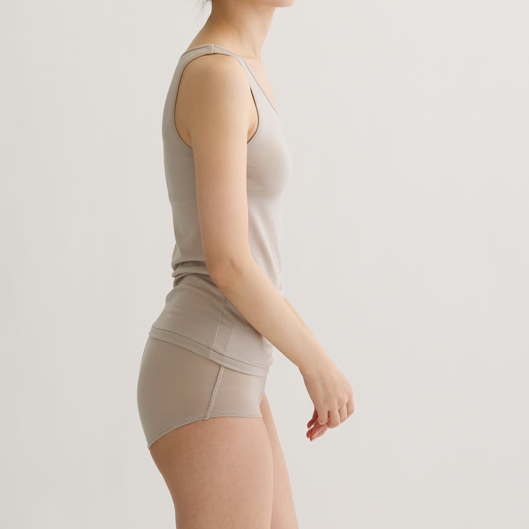 メリノウール100%天竺 タンクトップ, カップ付きとショーツ, オイスターの着用イメージ(横)