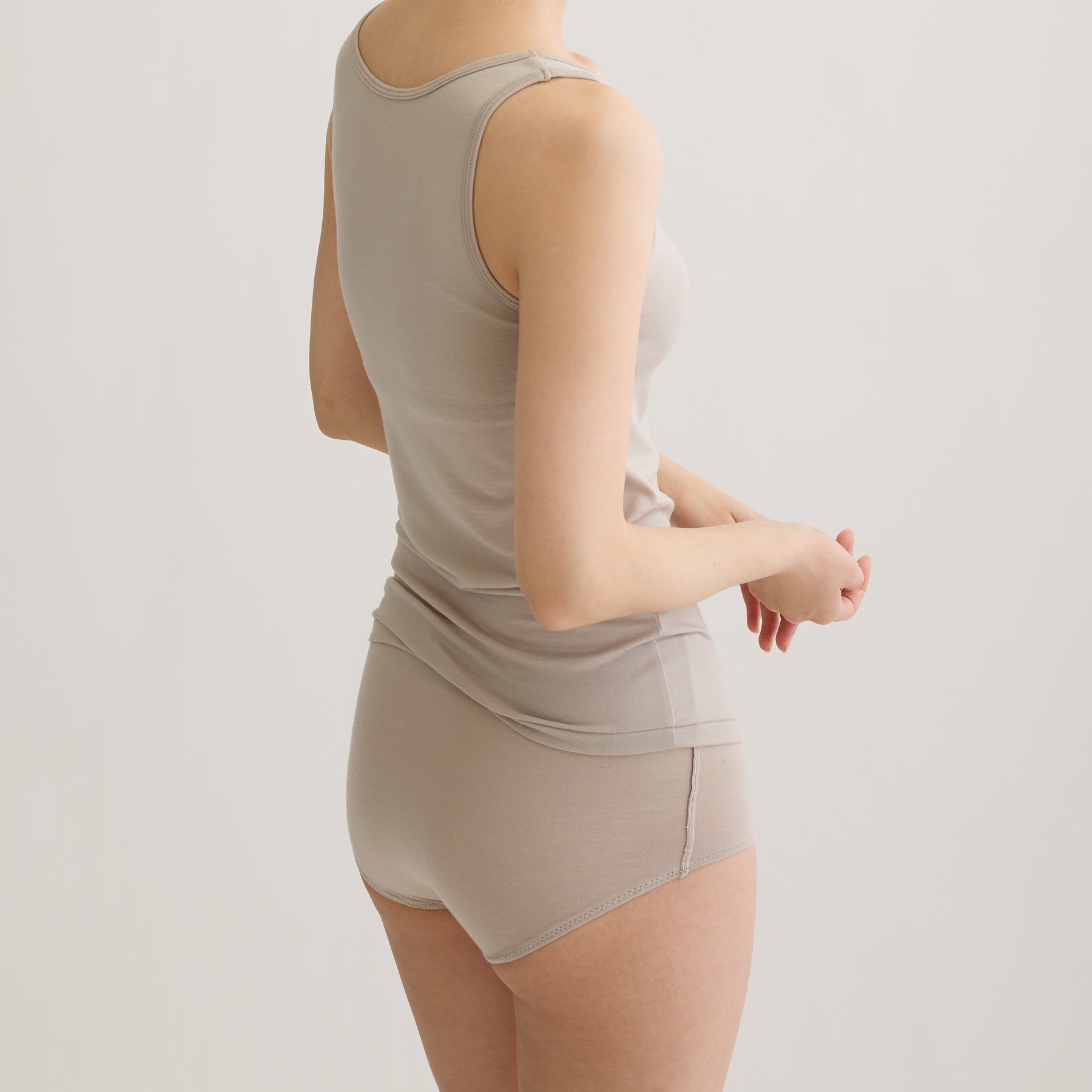 メリノウール100%天竺 タンクトップ, カップ付きとショーツ, オイスターの着用イメージ(斜め後)