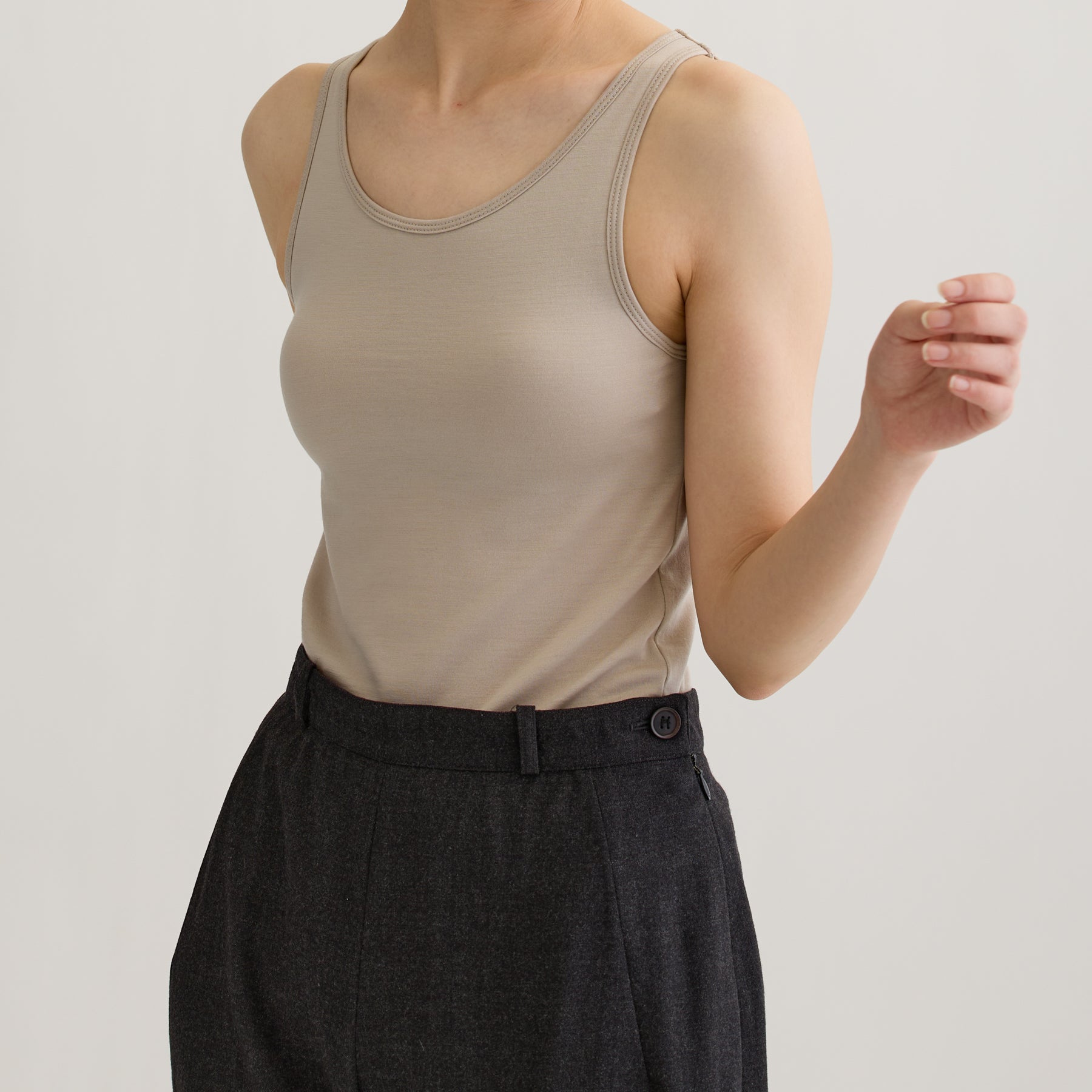 メリノウール100%天竺 タンクトップ, カップ付き, オイスターの着用イメージ(斜め前)