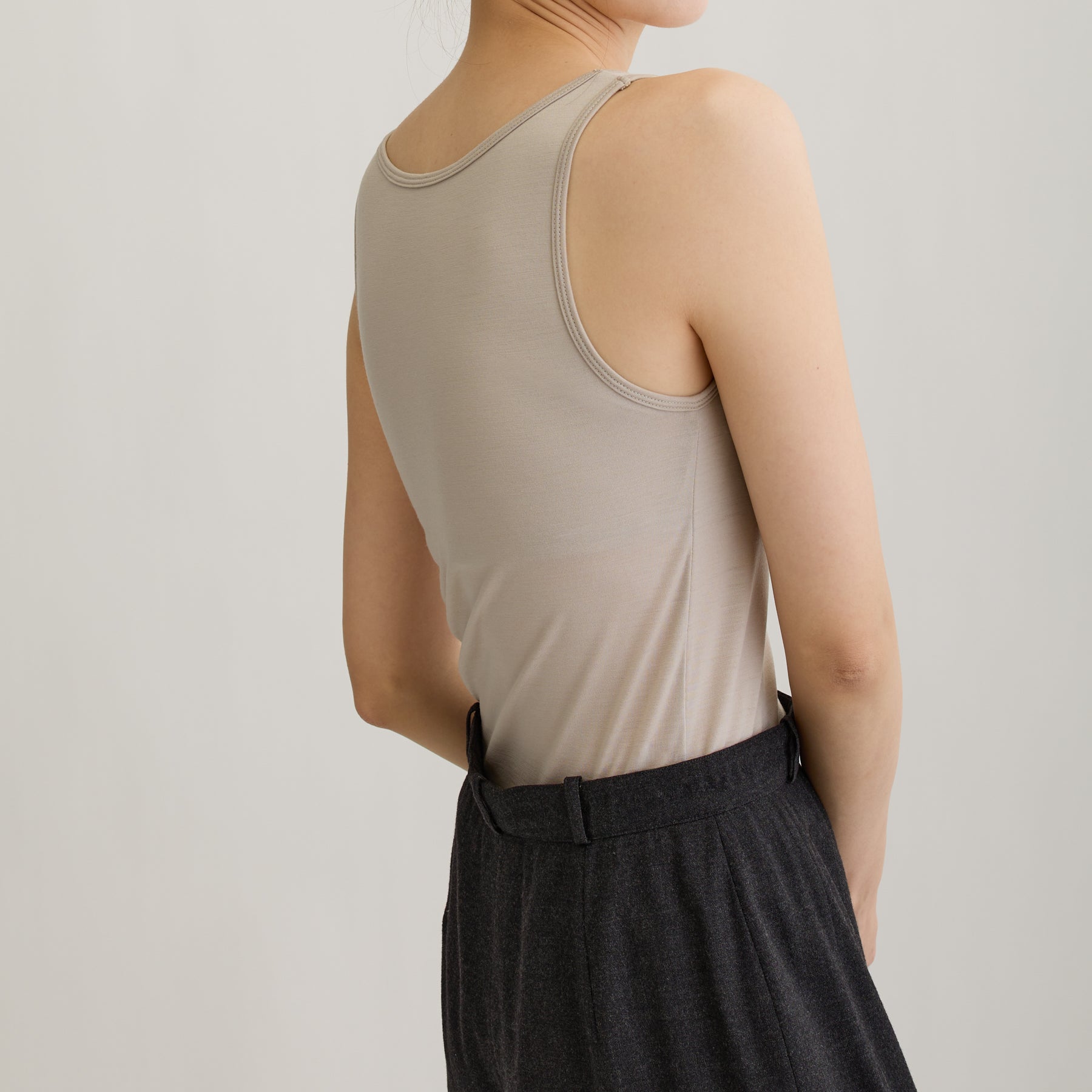 メリノウール100%天竺 タンクトップ, カップ付き, オイスターの着用イメージ(斜め後)