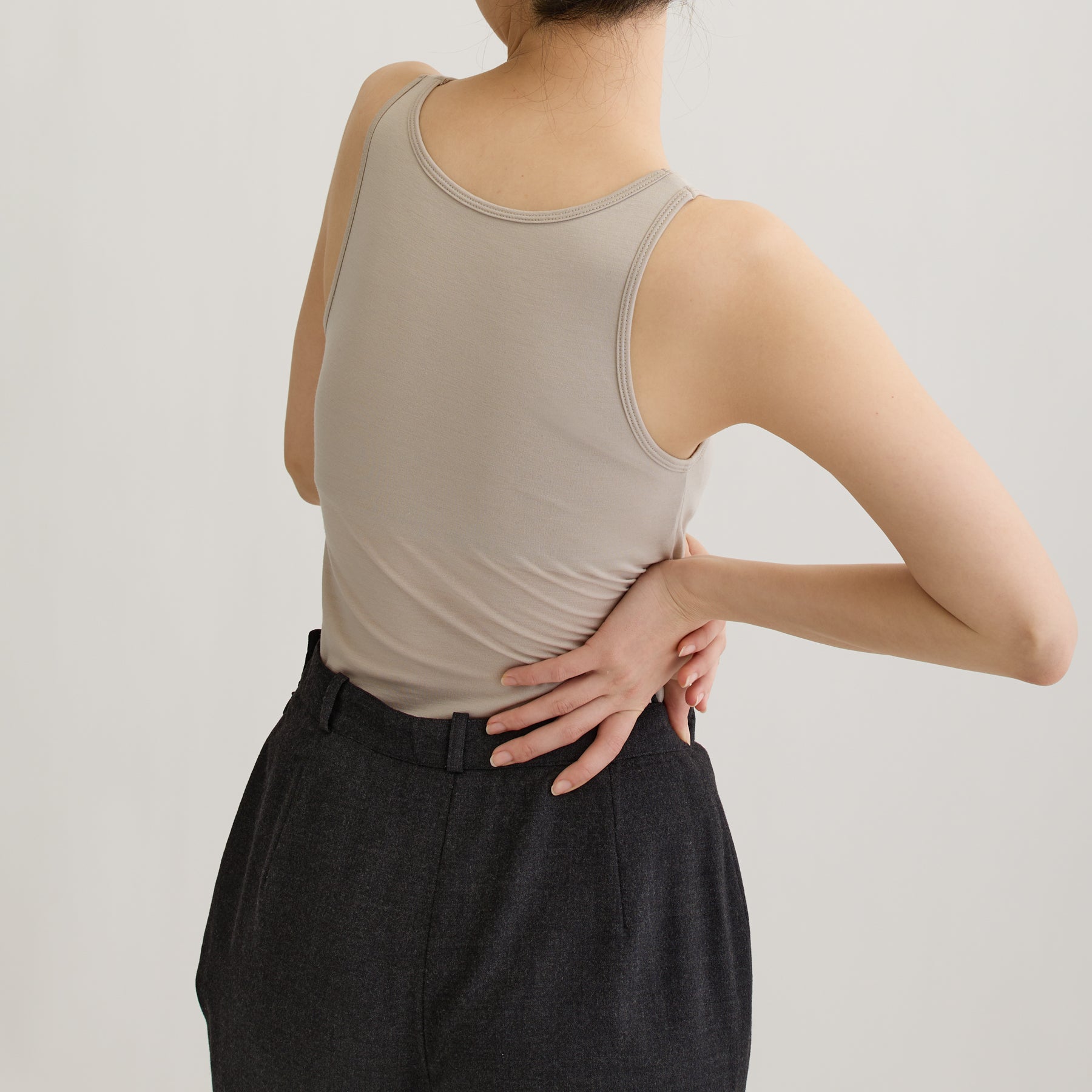 メリノウール100%天竺 タンクトップ, カップ付き, オイスターの着用イメージ(斜め後)