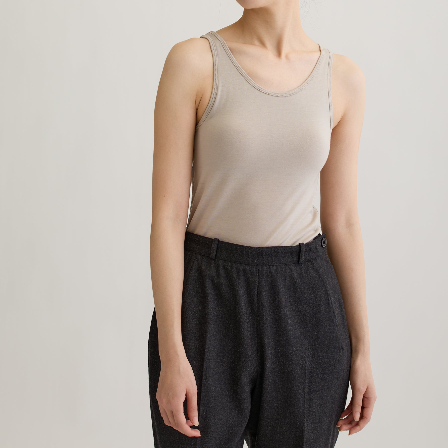 メリノウール100%天竺 タンクトップ, カップ付き, オイスターの着用イメージ(前)
