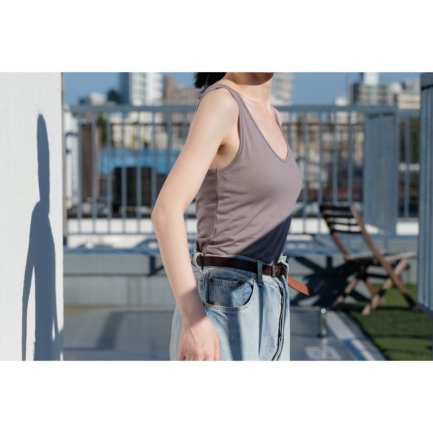 メリノウール100%天竺 タンクトップ, カップなし, トープの着用イメージ(横)