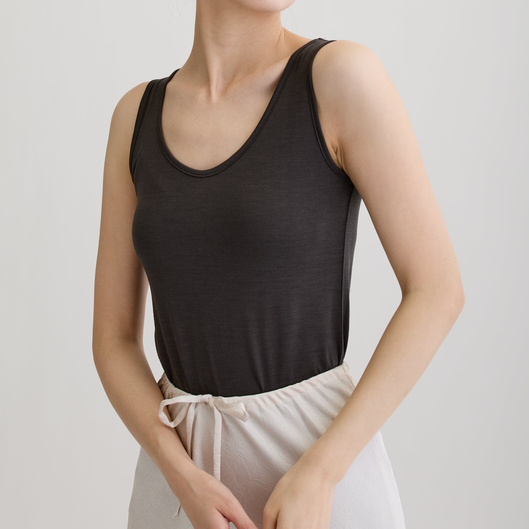 メリノウール100%天竺 タンクトップ, カップなし, チャコールの着用イメージ(斜め前)