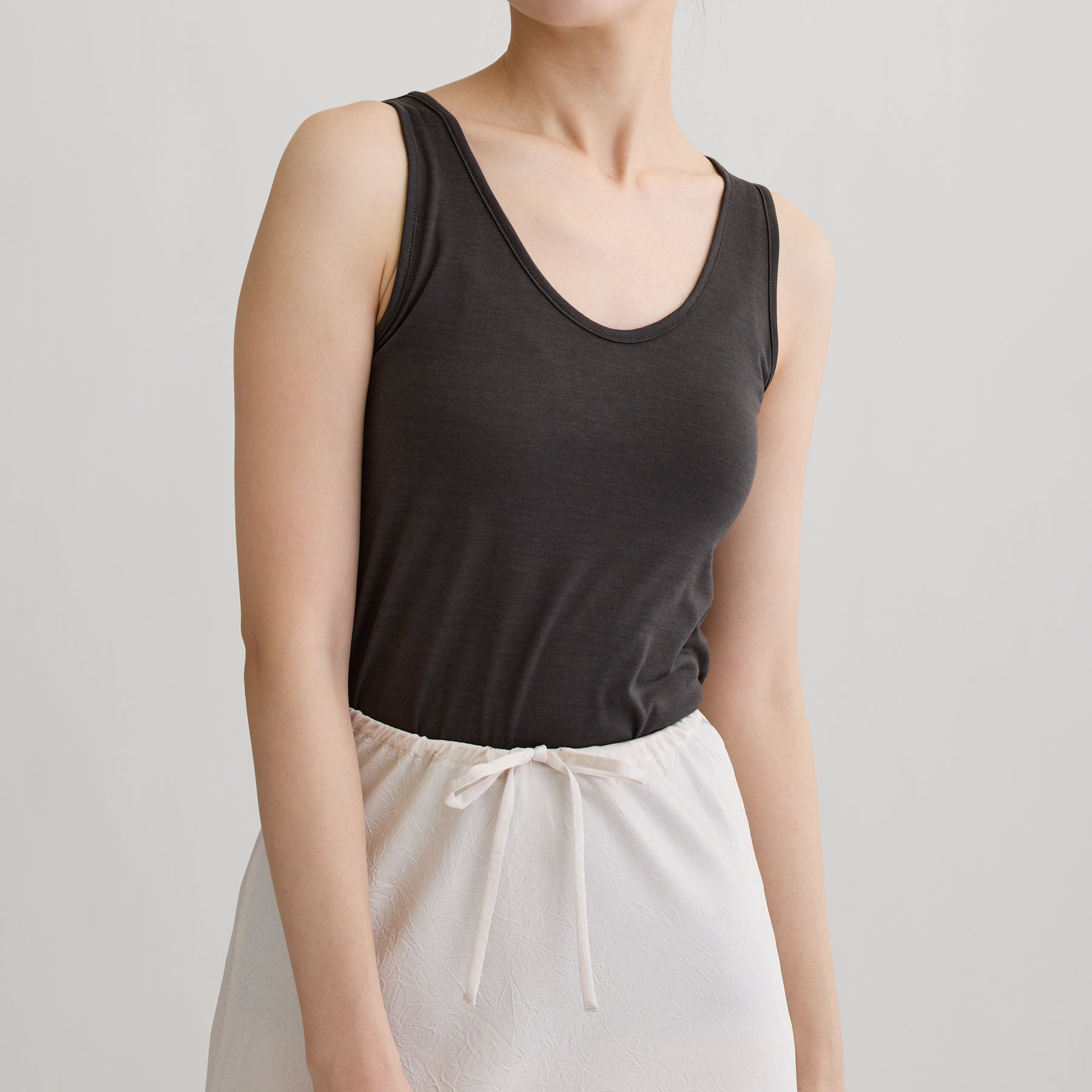 メリノウール100%天竺 タンクトップ, カップなし, チャコールの着用イメージ(斜め前)