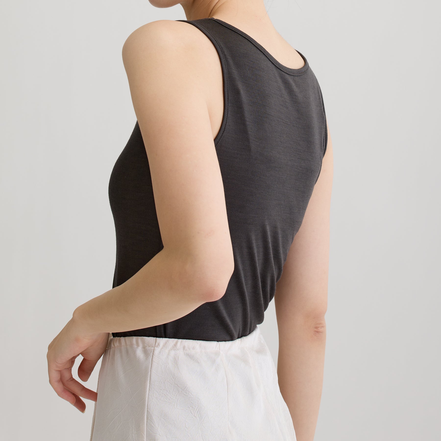 メリノウール100%天竺 タンクトップ, カップなし, チャコールの着用イメージ(斜め後)