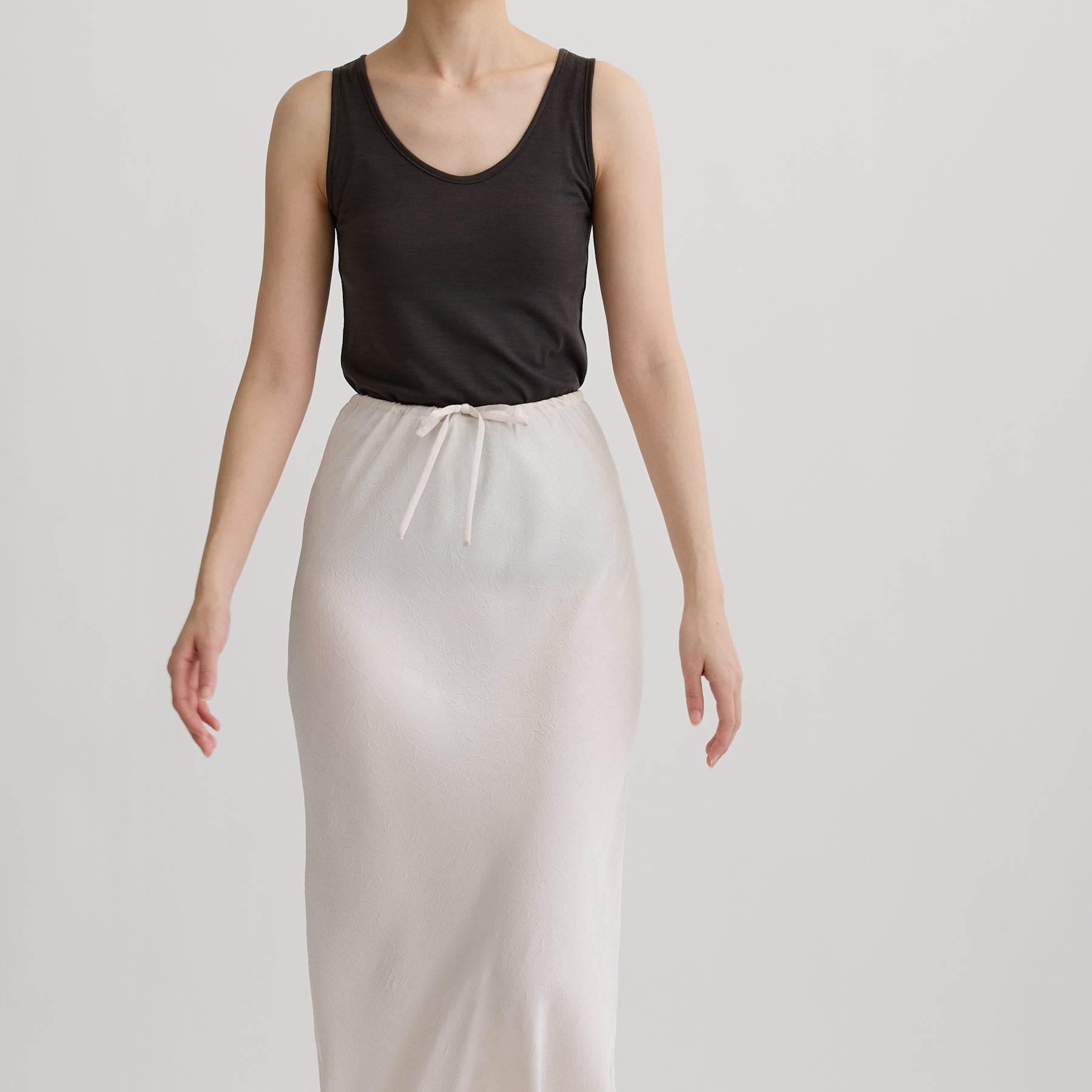 メリノウール100%天竺 タンクトップ, カップなし, チャコールの着用イメージ(前)