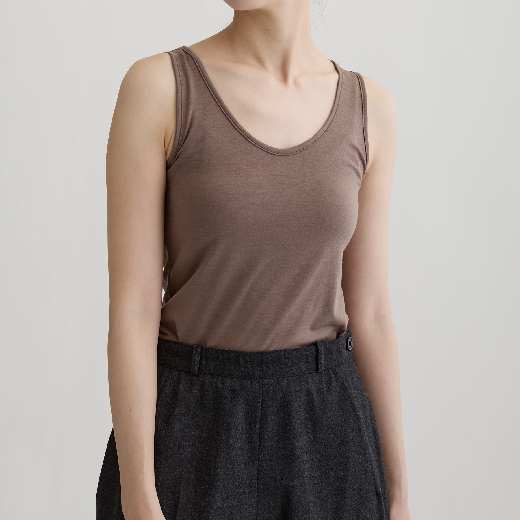 メリノウール100%天竺 タンクトップ, カップなし, スモーキーココアの着用イメージ(前)