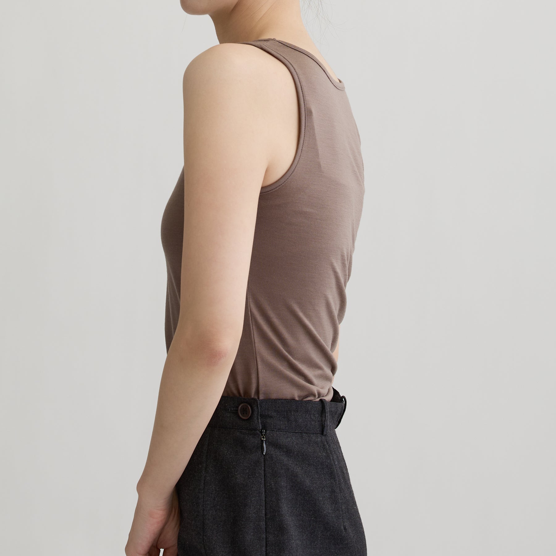 メリノウール100%天竺 タンクトップ, カップなし, スモーキーココアの着用イメージ(横)