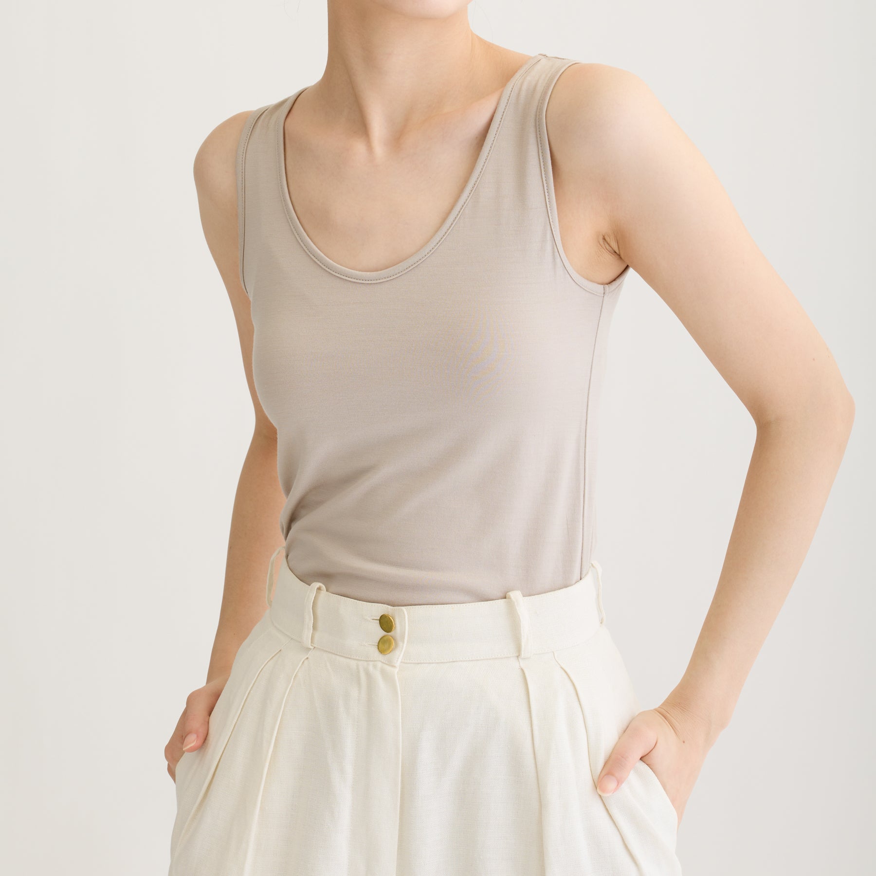 メリノウール100%天竺 タンクトップ, カップなし, オイスターの着用イメージ(斜め前)