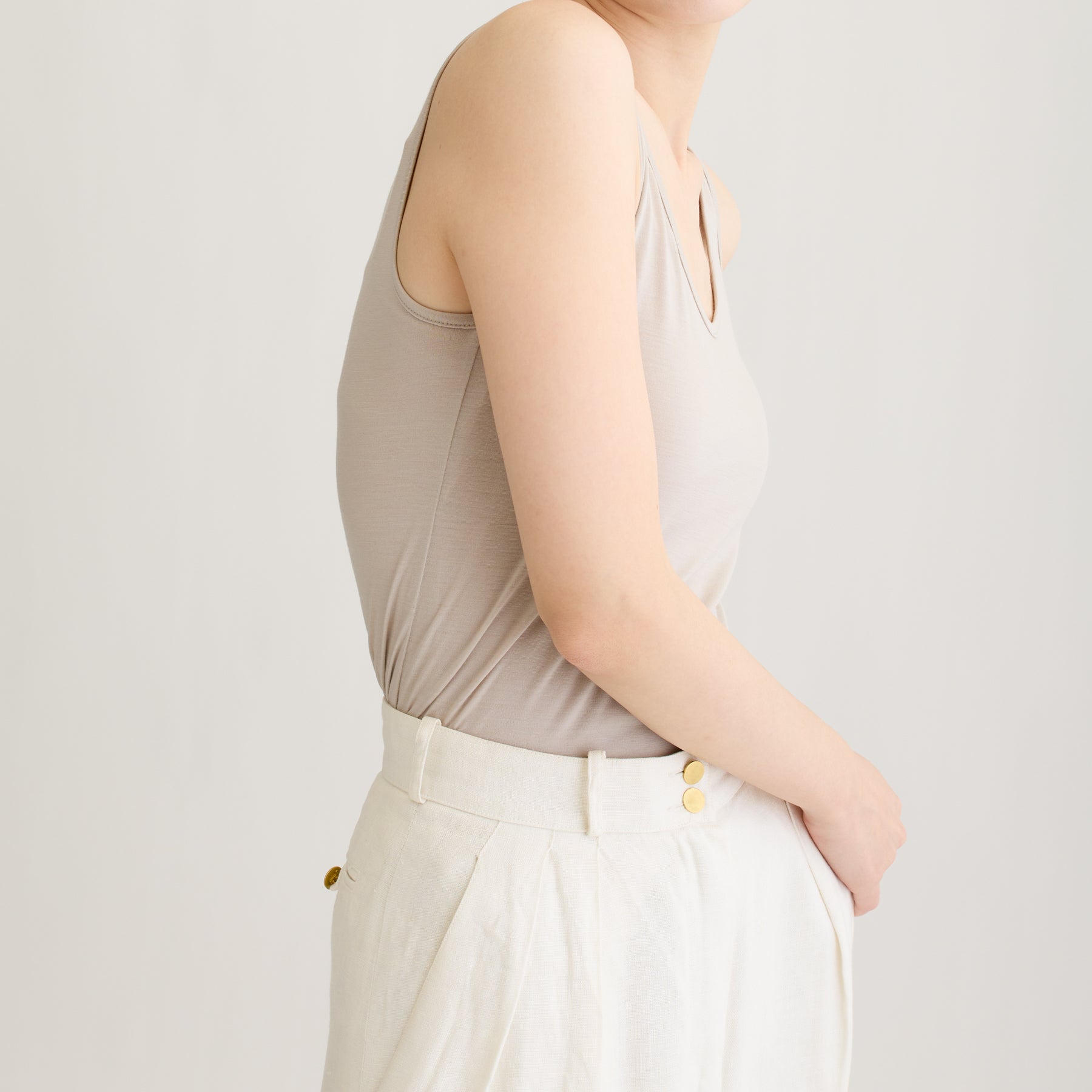 メリノウール100%天竺 タンクトップ, カップなし, オイスターの着用イメージ(横)