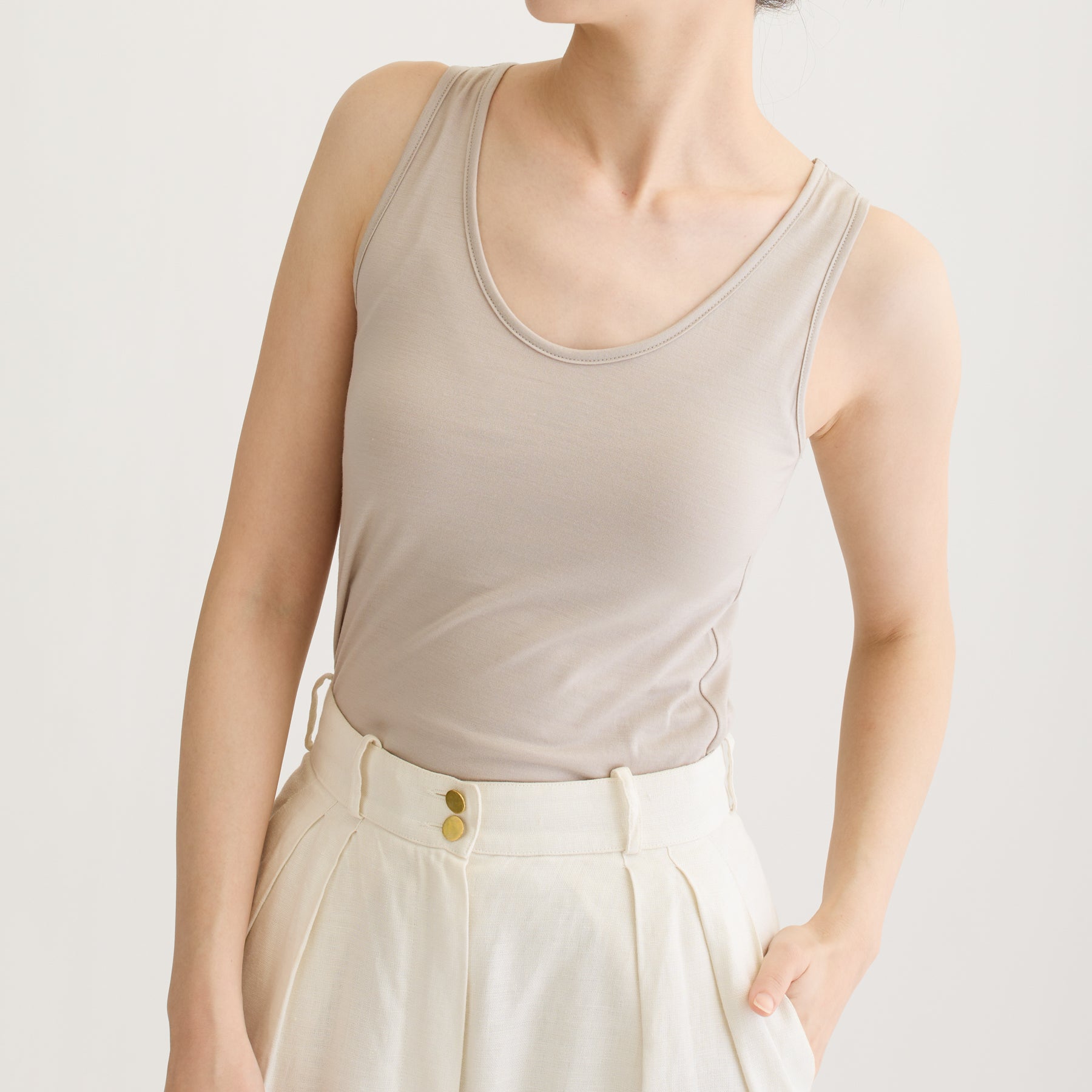 メリノウール100%天竺 タンクトップ, カップなし, オイスターの着用イメージ(前)