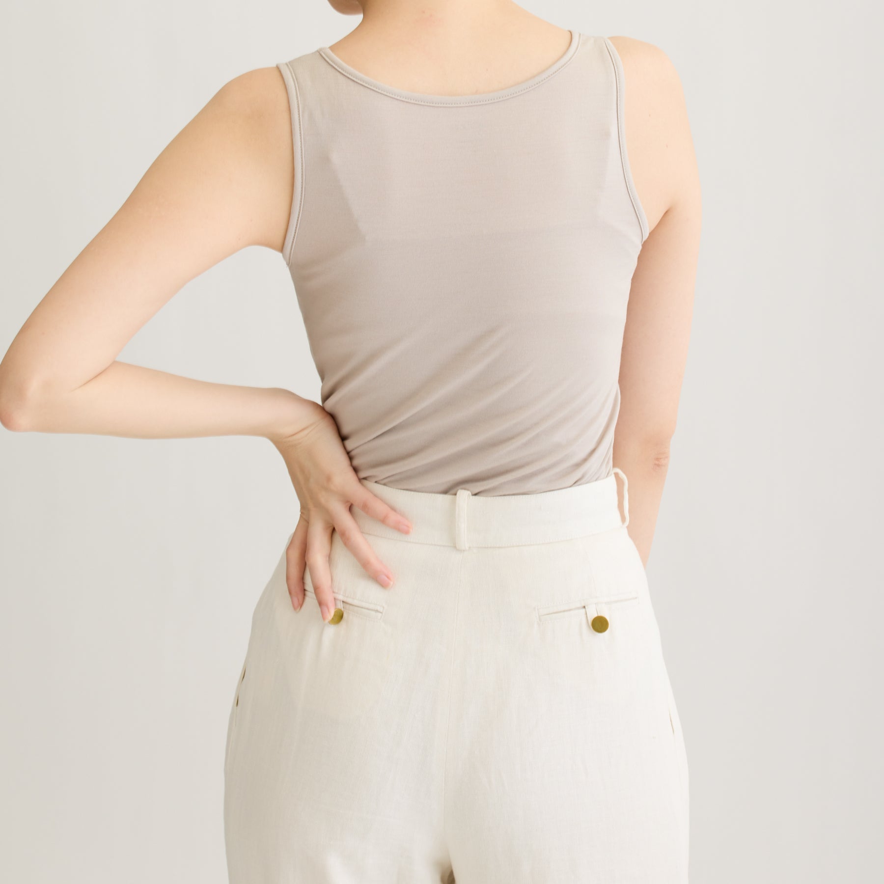 メリノウール100%天竺 タンクトップ, カップなし, オイスターの着用イメージ(後)