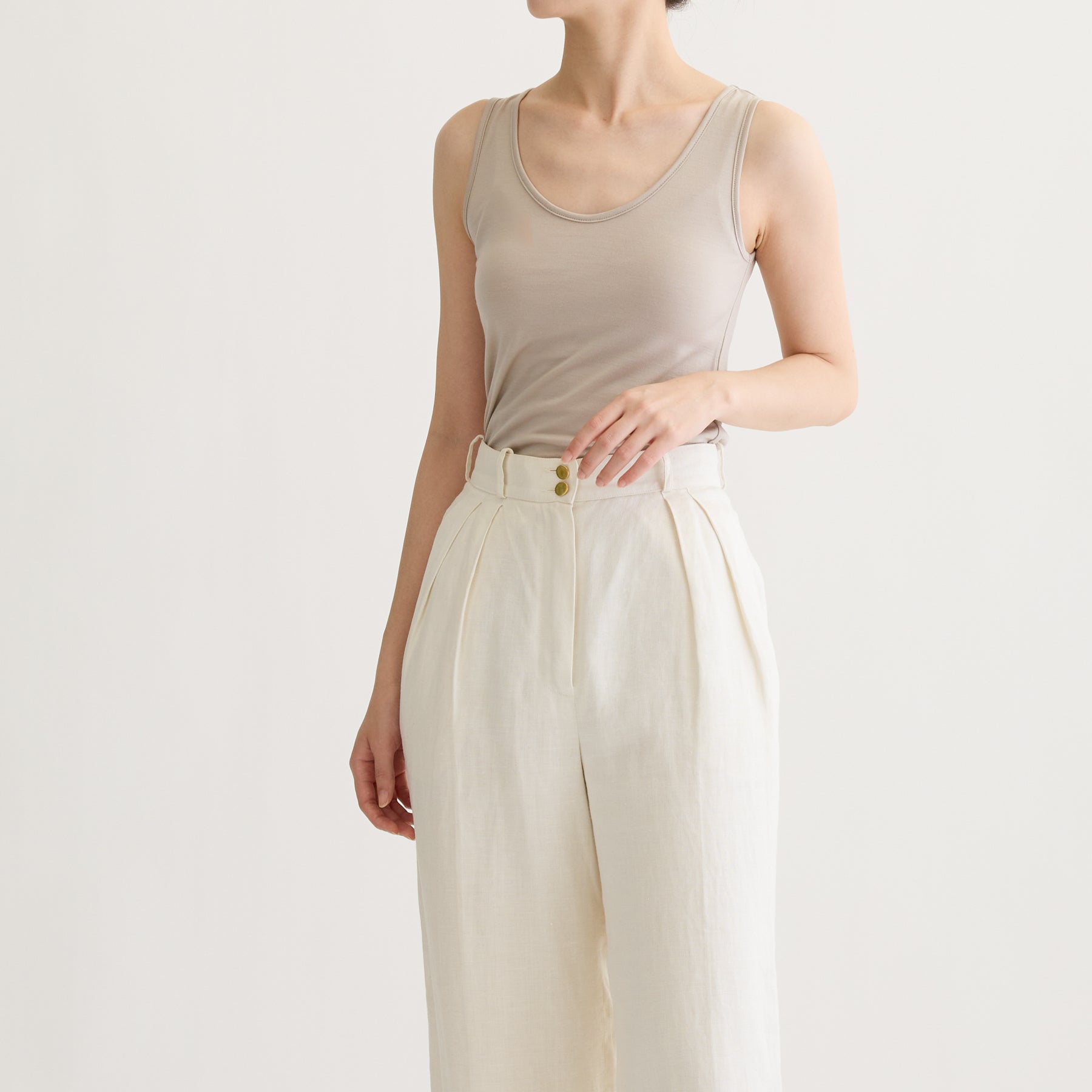 メリノウール100%天竺 タンクトップ, カップなし, オイスターの着用イメージ(前)