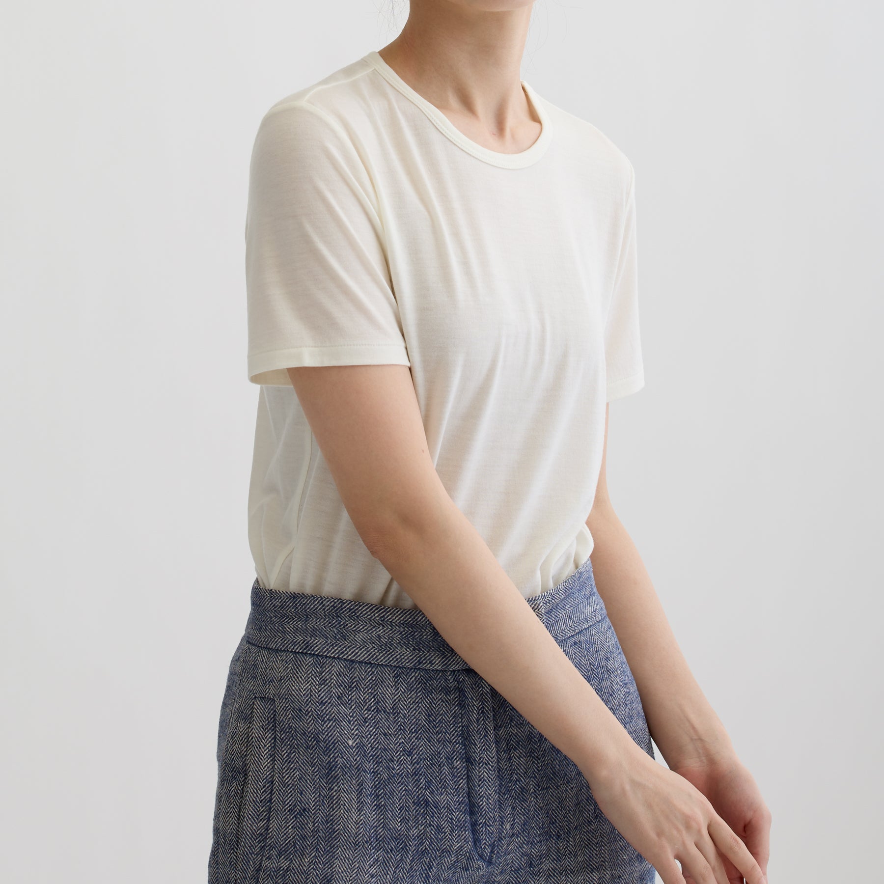 メリノウール100%天竺 クルーネック半袖カットソー, ホワイトの着用イメージ(斜め前)