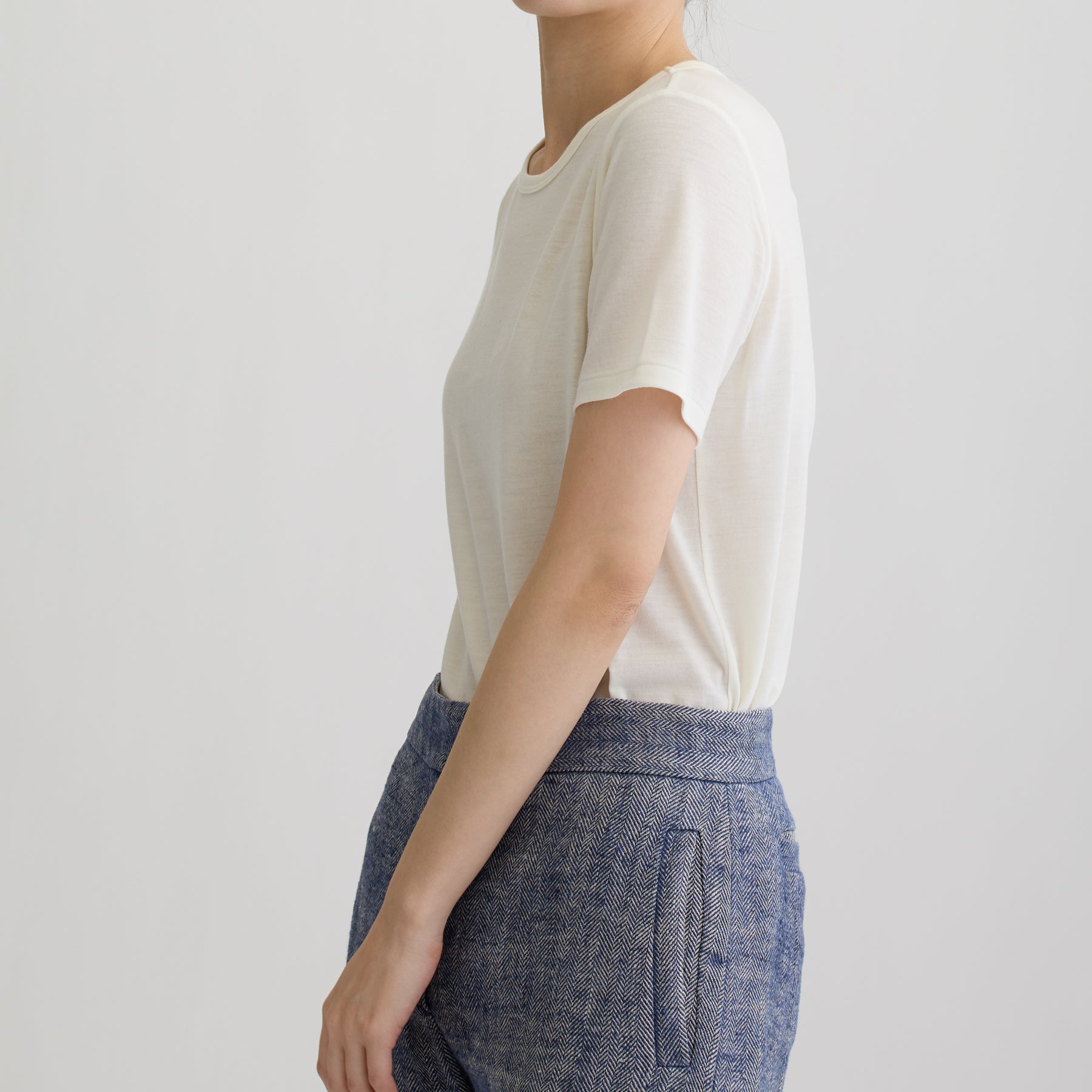 メリノウール100%天竺 クルーネック半袖カットソー, ホワイトの着用イメージ(横)