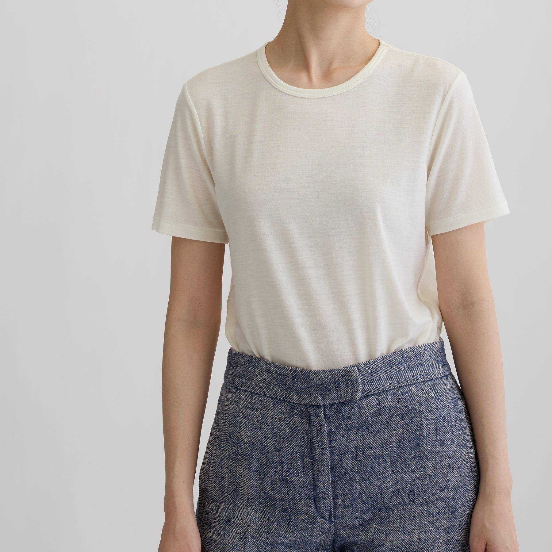 メリノウール100%天竺 クルーネック半袖カットソー, ホワイトの着用イメージ(前)