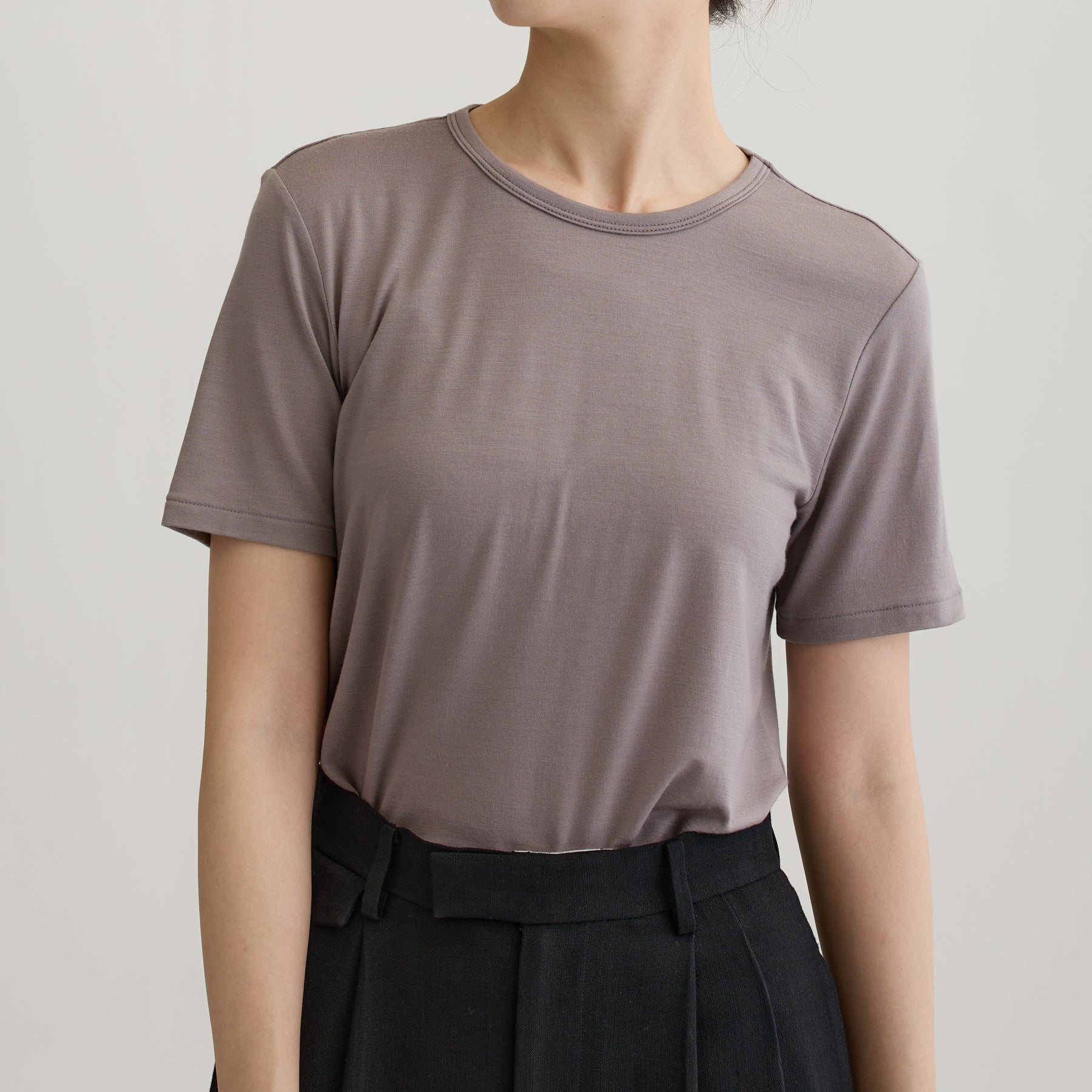 メリノウール100%天竺 クルーネック半袖カットソー, トープの着用イメージ(前)