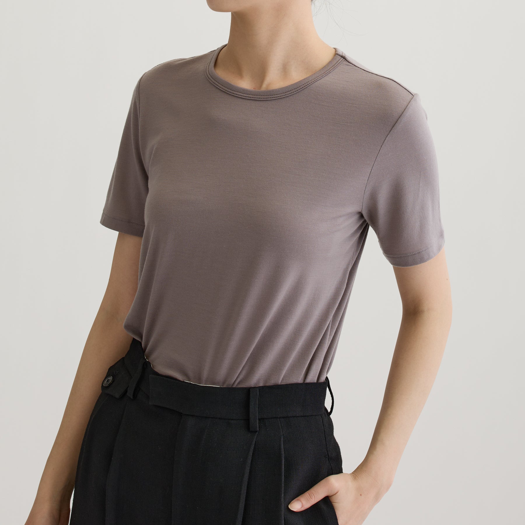 メリノウール100%天竺 クルーネック半袖カットソー, トープの着用イメージ(斜め前)