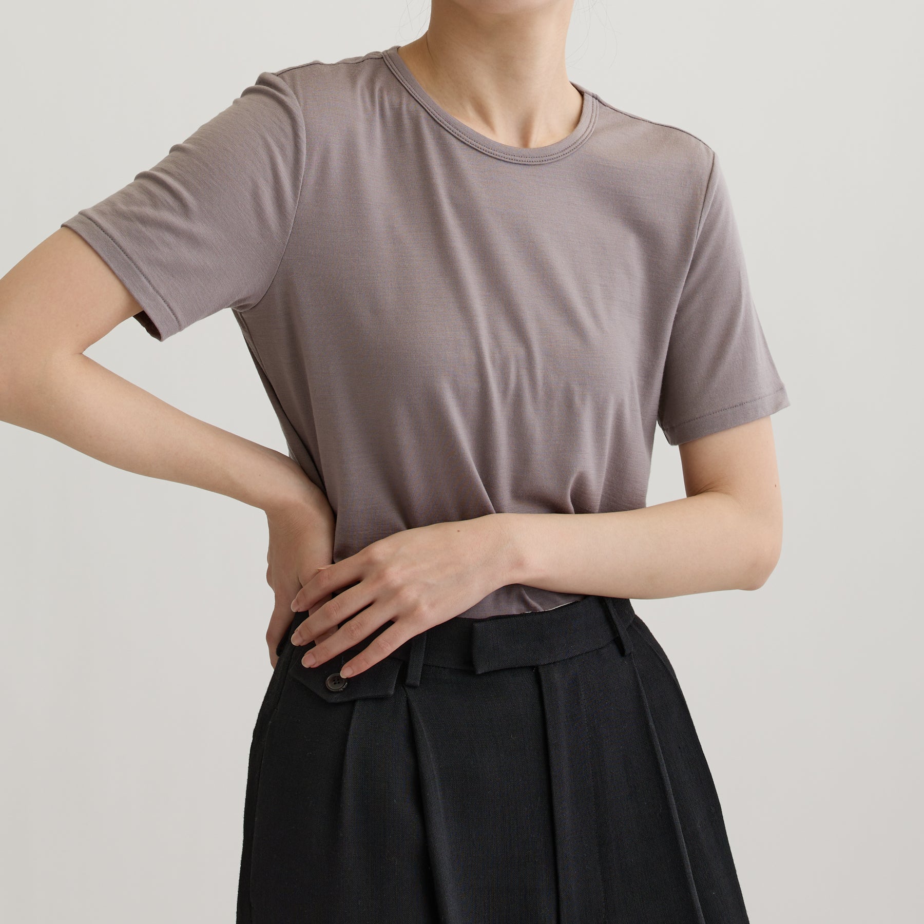 メリノウール100%天竺 クルーネック半袖カットソー, トープの着用イメージ(前)