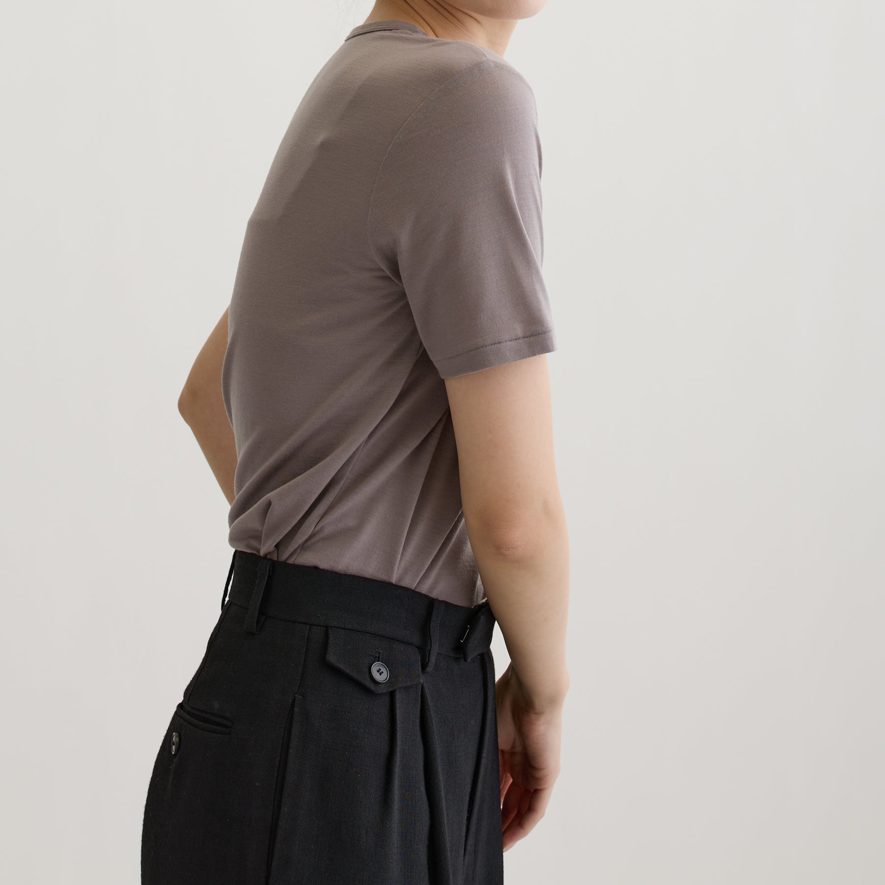 メリノウール100%天竺 クルーネック半袖カットソー, トープの着用イメージ(横)