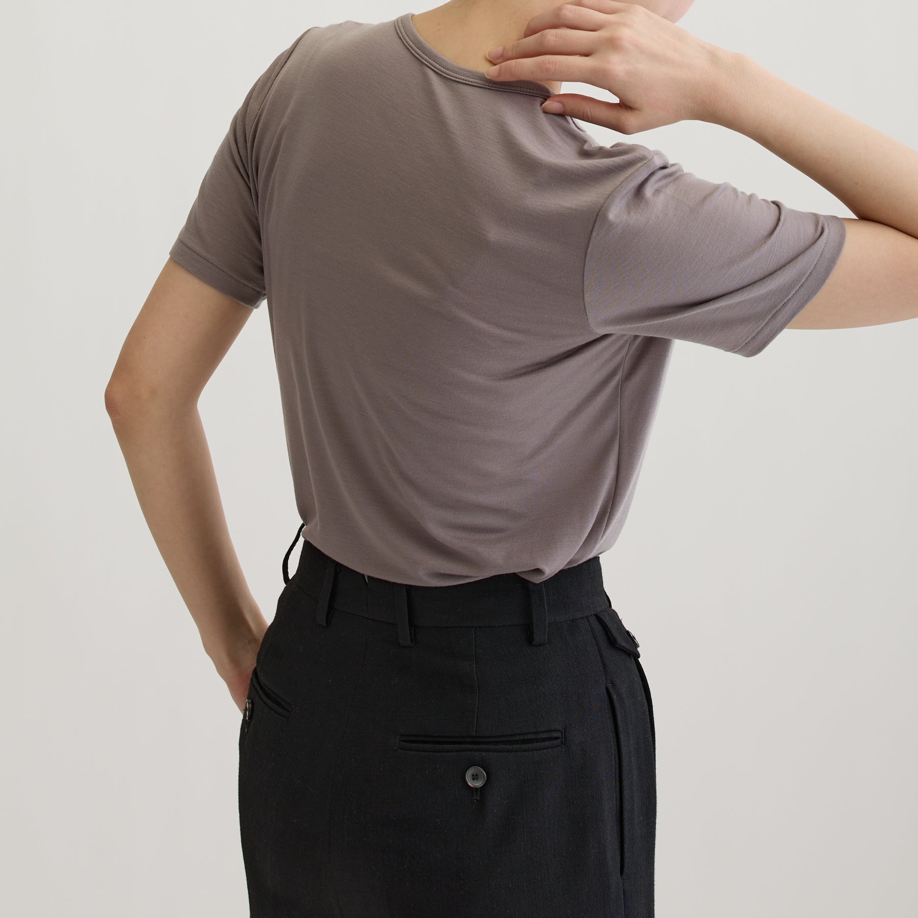 メリノウール100%天竺 クルーネック半袖カットソー, トープの着用イメージ(斜め後)