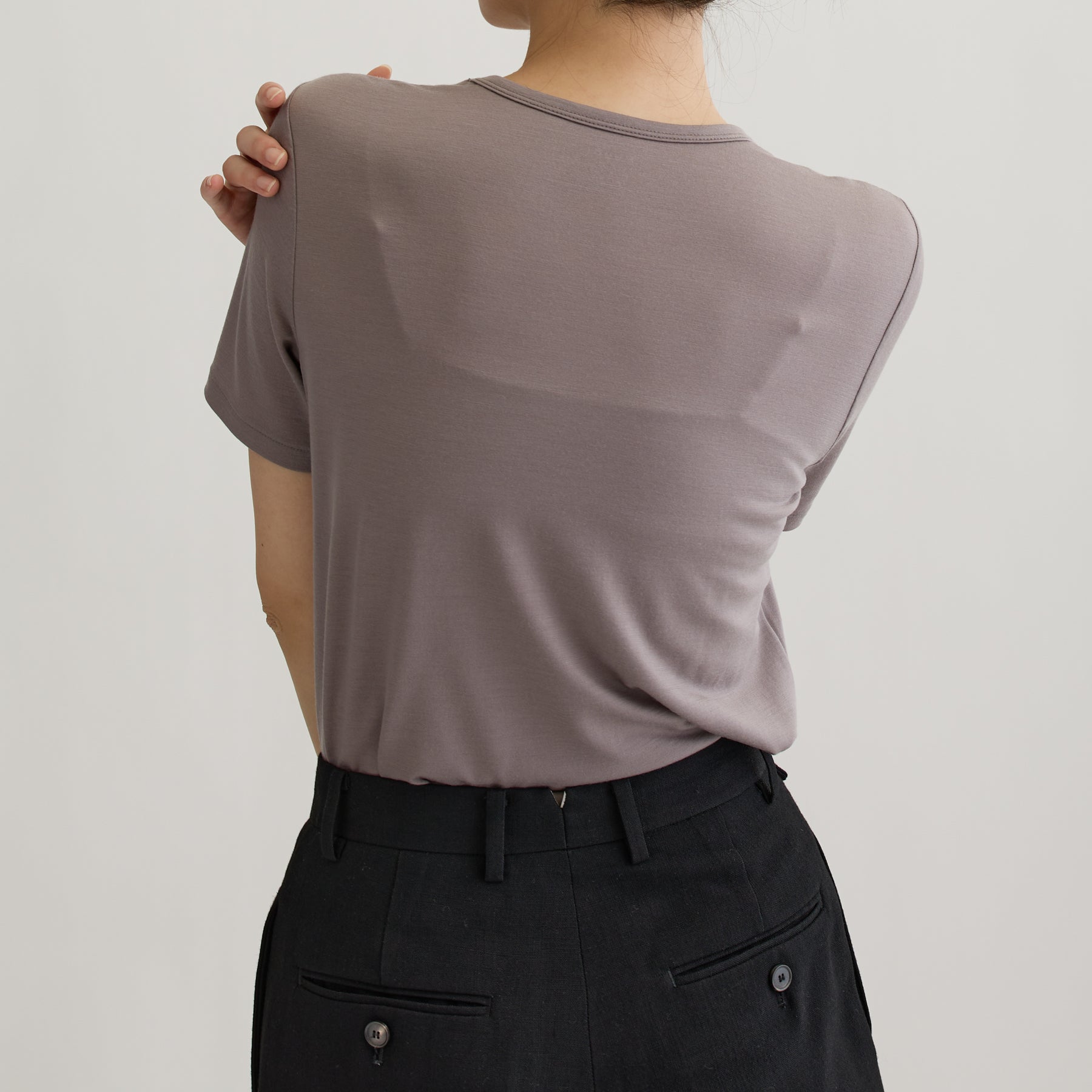 メリノウール100%天竺 クルーネック半袖カットソー, トープの着用イメージ(後)