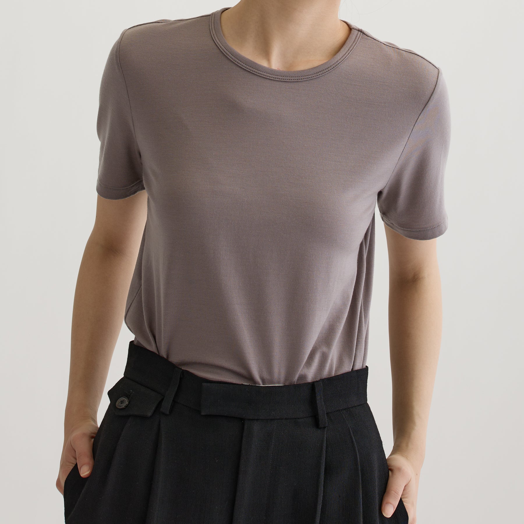 メリノウール100%天竺 クルーネック半袖カットソー, トープの着用イメージ(前)