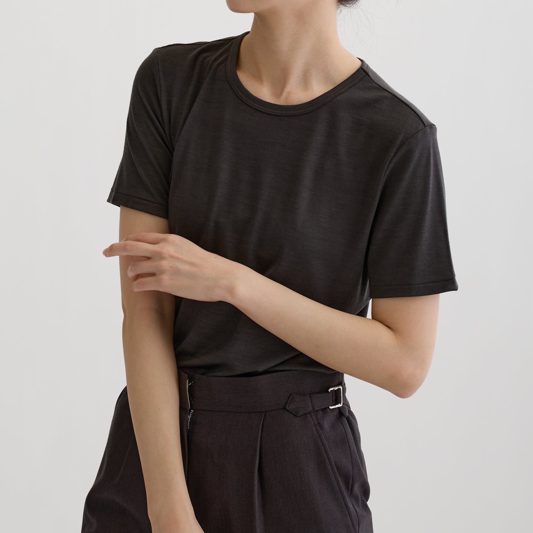 メリノウール100%天竺 クルーネック半袖カットソー, チャコールの着用イメージ(斜め前)