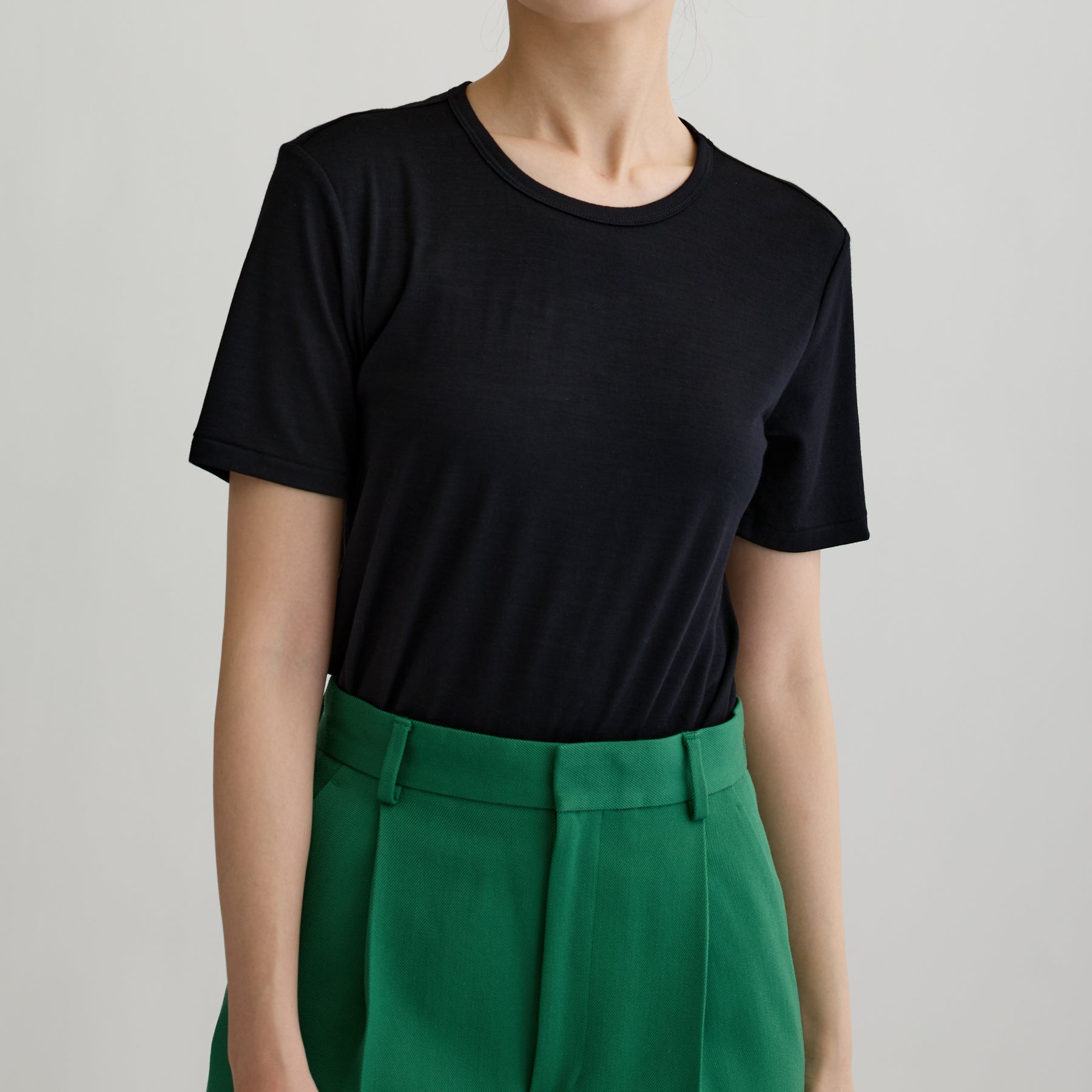 メリノウール100%天竺 クルーネック半袖カットソー, ブラックの着用イメージ(前)