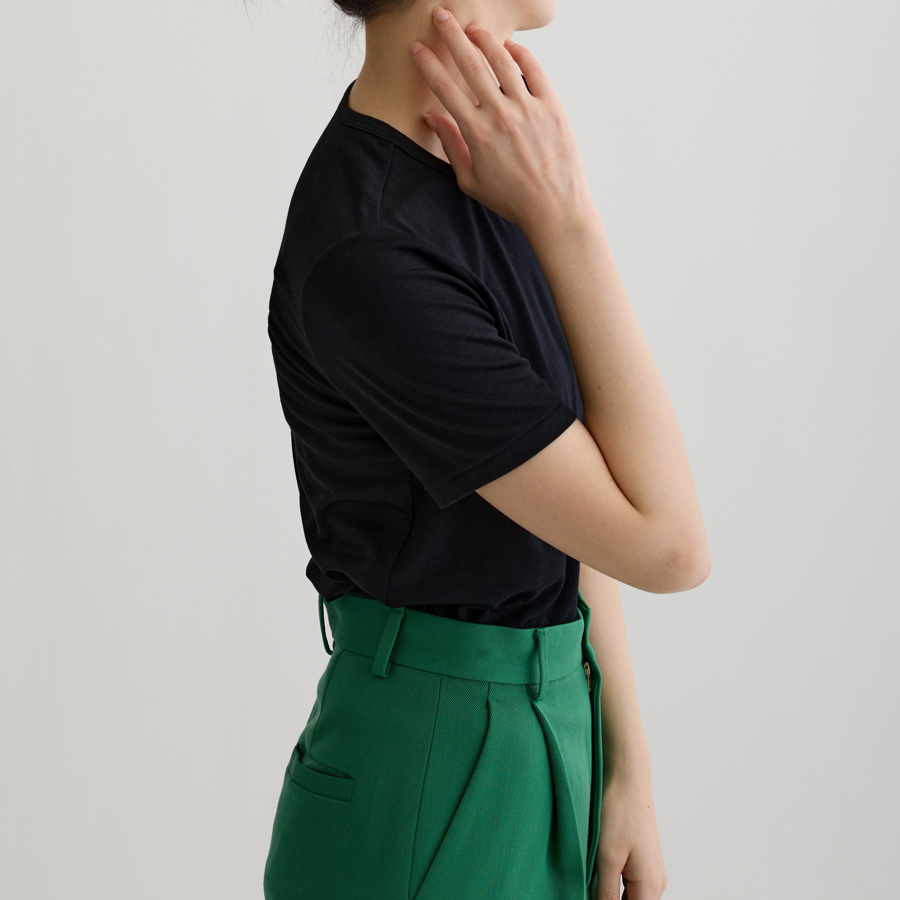 メリノウール100%天竺 クルーネック半袖カットソー, ブラックの着用イメージ(横)