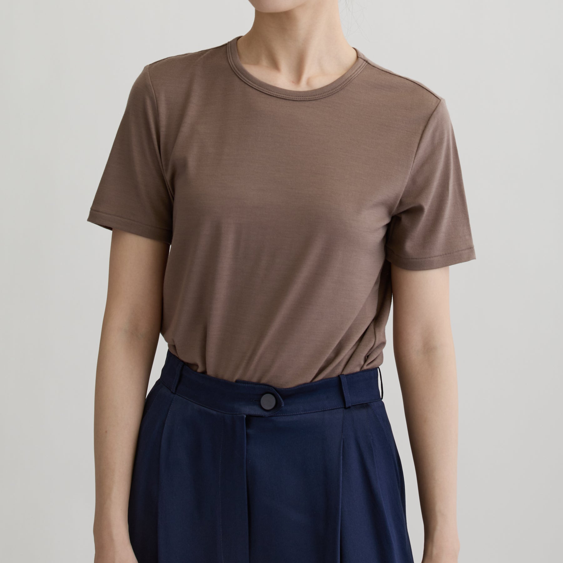 メリノウール100%天竺 クルーネック半袖カットソー, スモーキーココアの着用イメージ(前)