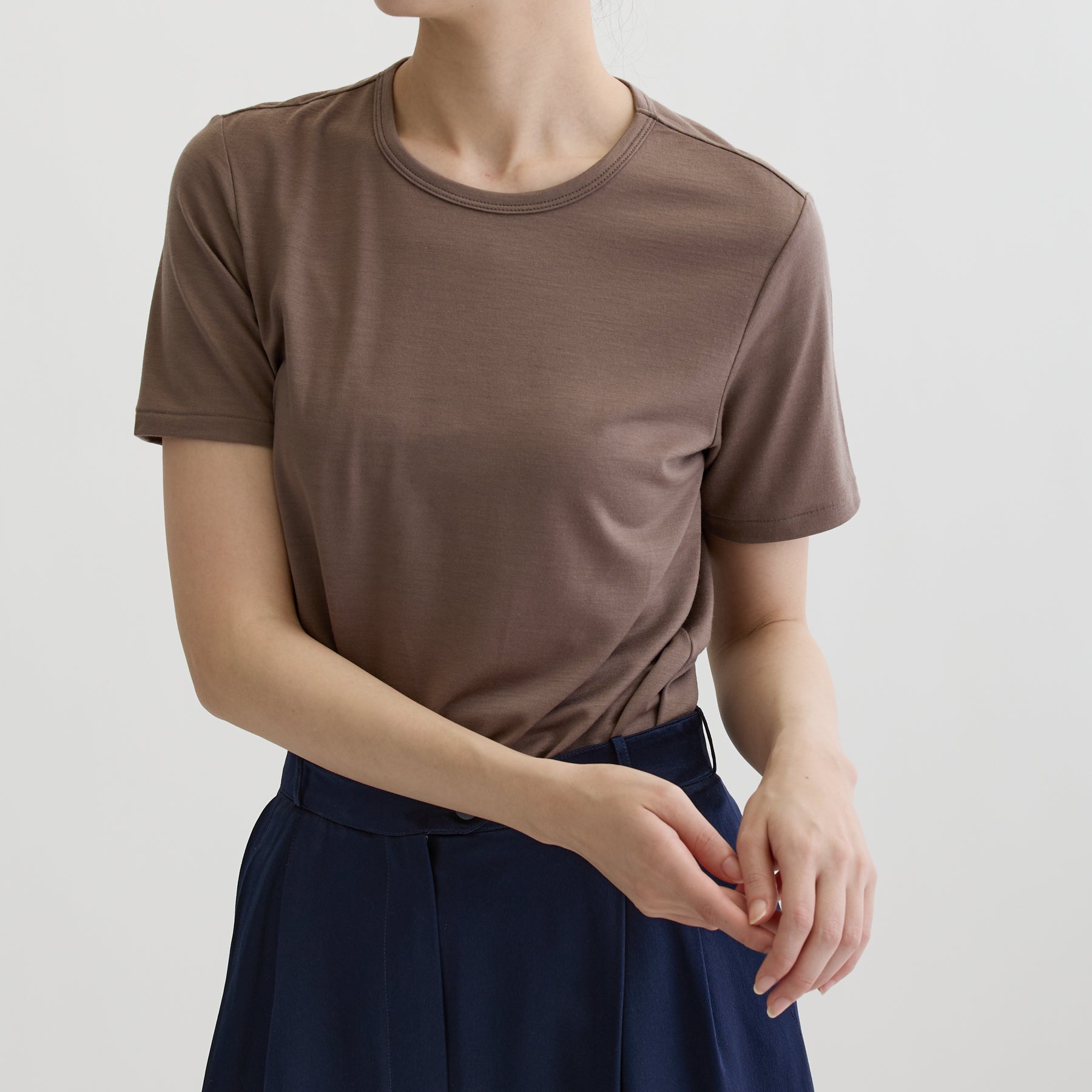 メリノウール100%天竺 クルーネック半袖カットソー, スモーキーココアの着用イメージ(前)