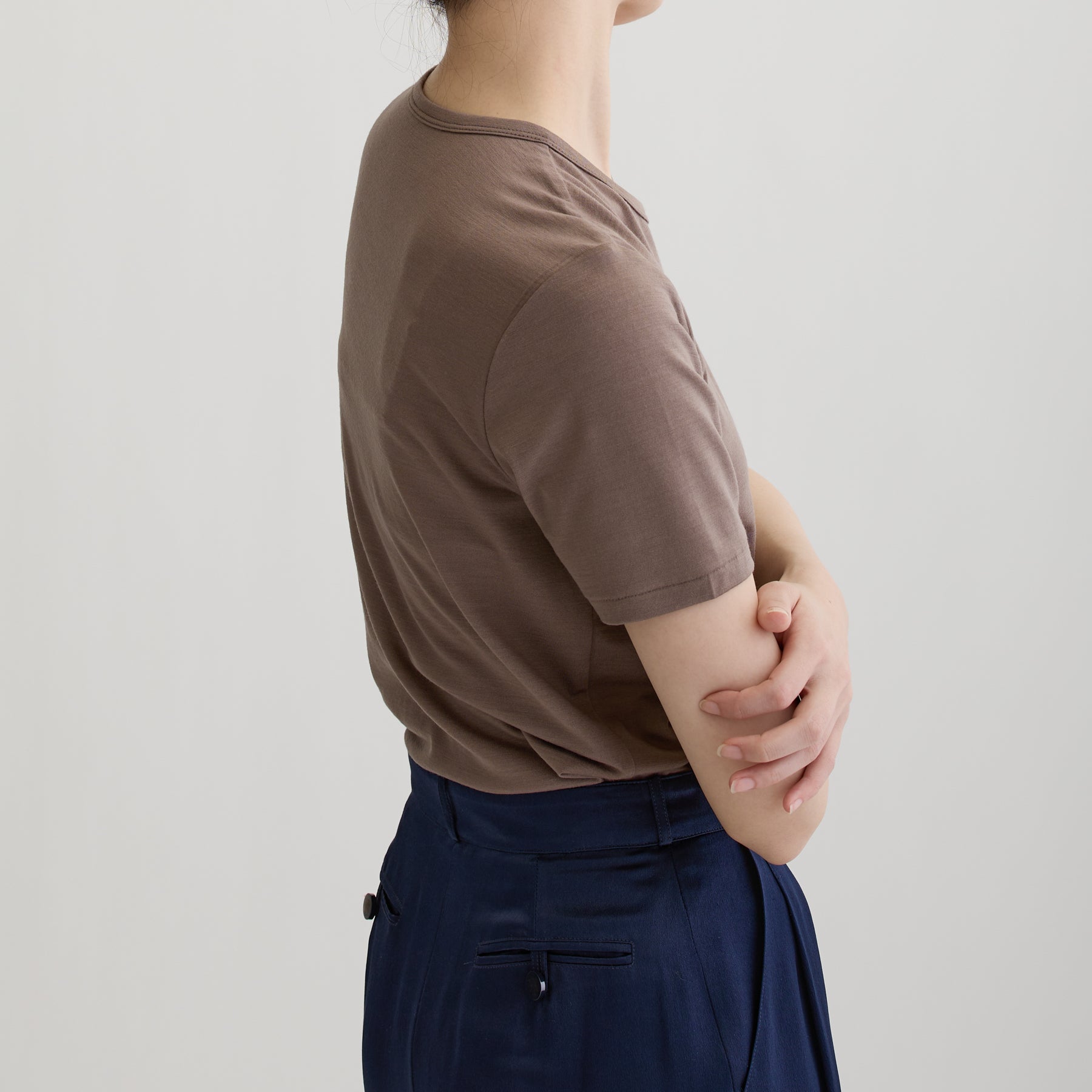 メリノウール100%天竺 クルーネック半袖カットソー, スモーキーココアの着用イメージ(横)