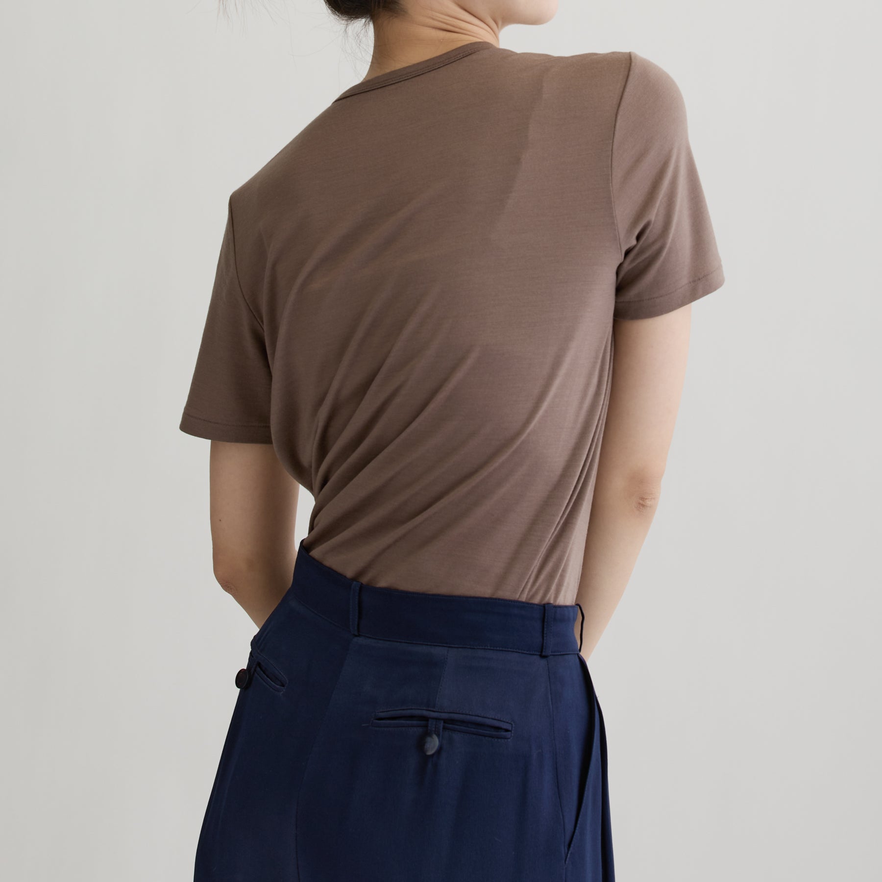 メリノウール100%天竺 クルーネック半袖カットソー, スモーキーココアの着用イメージ(斜め後)