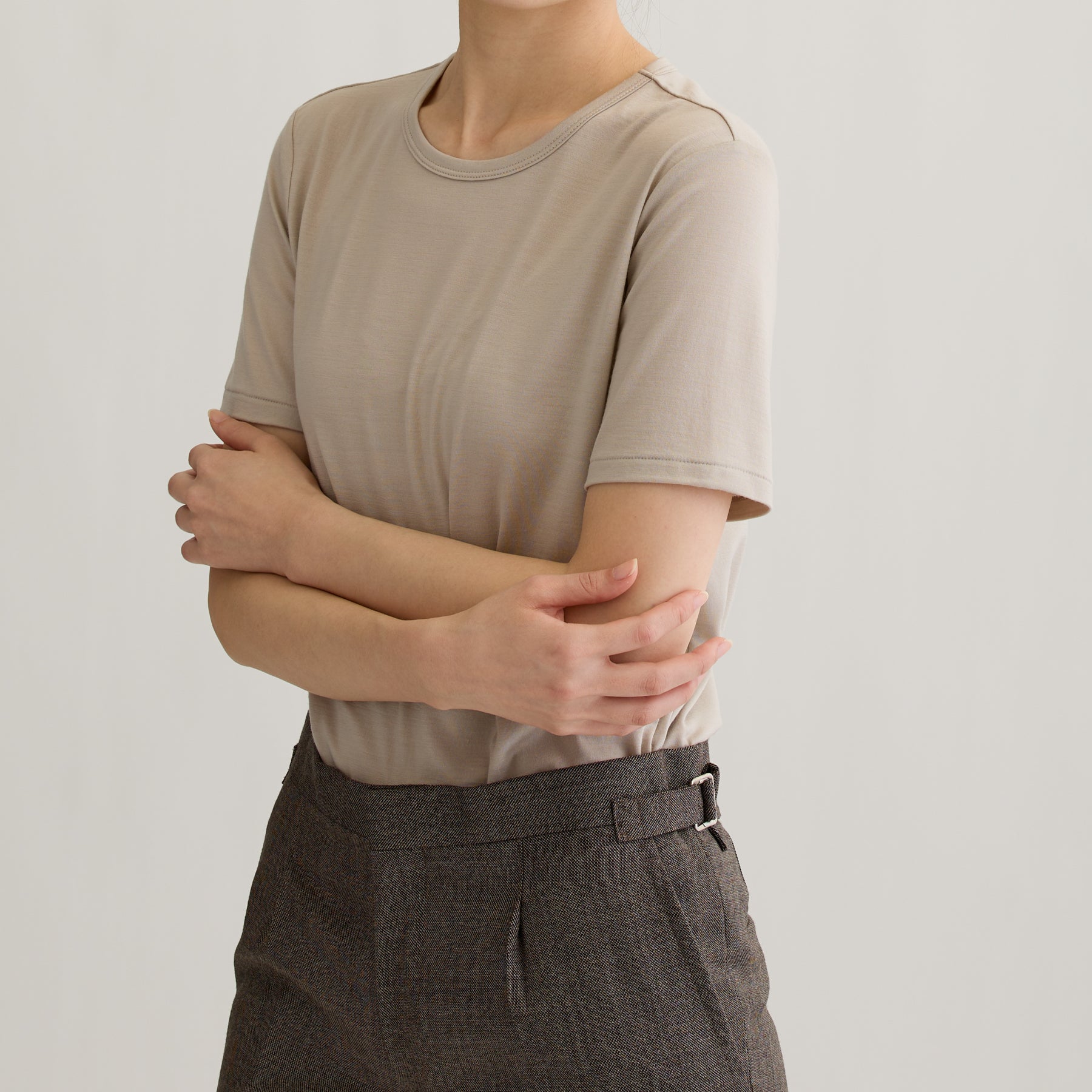 メリノウール100%天竺 クルーネック半袖カットソー, オイスターの着用イメージ(斜め前)
