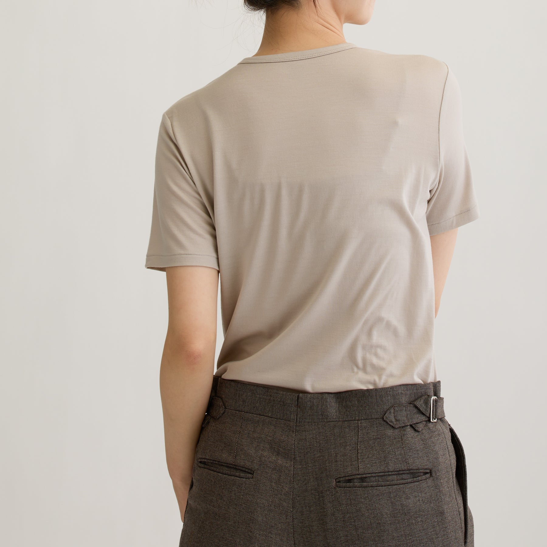 メリノウール100%天竺 クルーネック半袖カットソー, オイスターの着用イメージ(後)