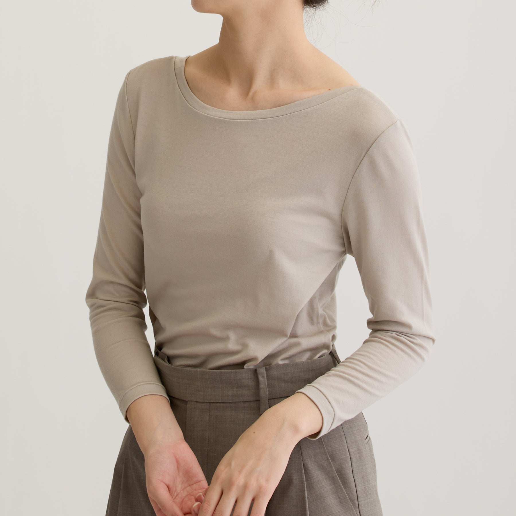 メリノウール100%天竺 2way長袖カットソー, オイスターの着用イメージ(後ろ前で着用、斜め前)